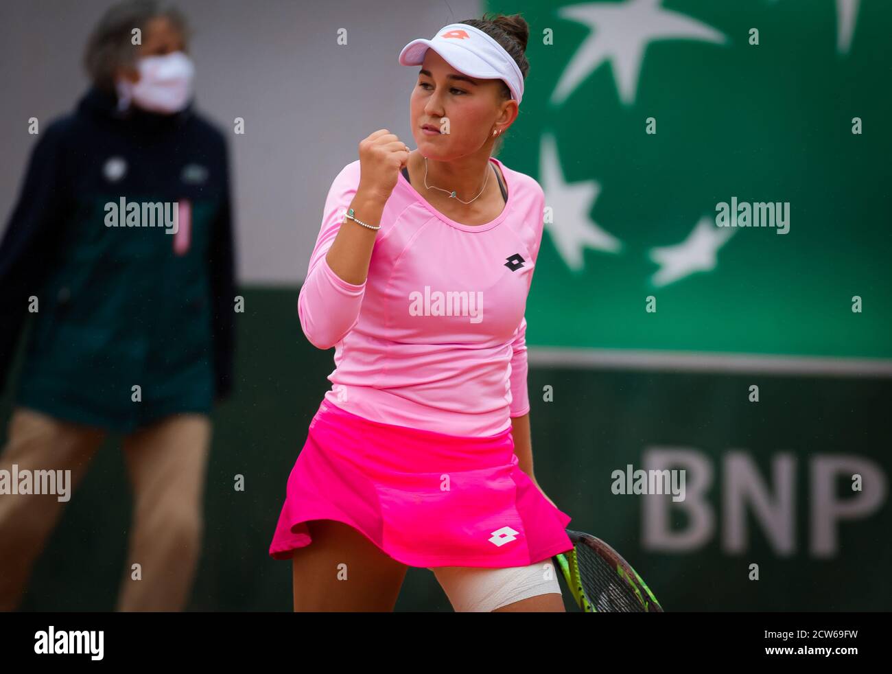 Kamilla Rakhimova de Russie en action contre Shelby Rogers des États-Unis lors de la première ronde du Roland Garros 2020, Grand Chelem tennis t. Banque D'Images