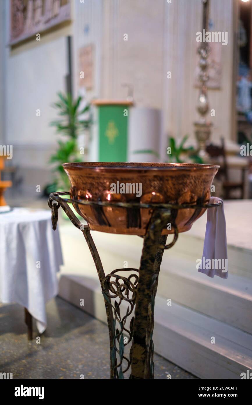 police baptismale dans l'église catholique en italie pour le baptême en cuivre sur piédestal. Photo de haute qualité Banque D'Images