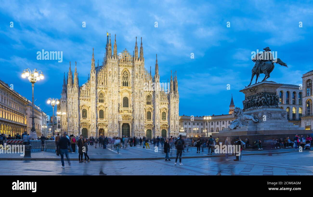 Duomo de Milan la nuit avec une foule de gens à Milan, Italie. Banque D'Images