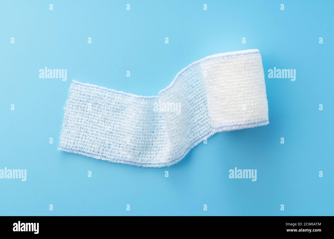 Bandages sur fond bleu. Banque D'Images