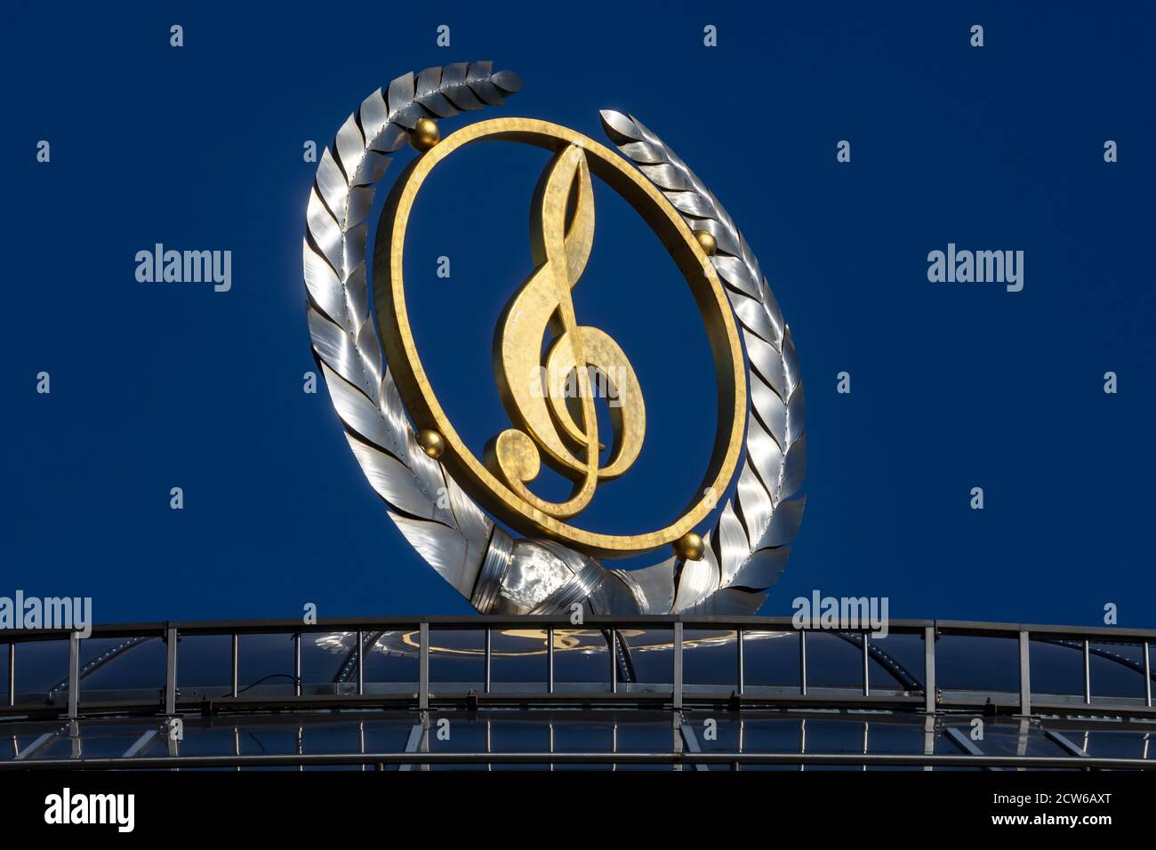 Une cale triple est installée sur le toit du bâtiment de la Maison internationale de la musique de Moscou, en Russie Banque D'Images