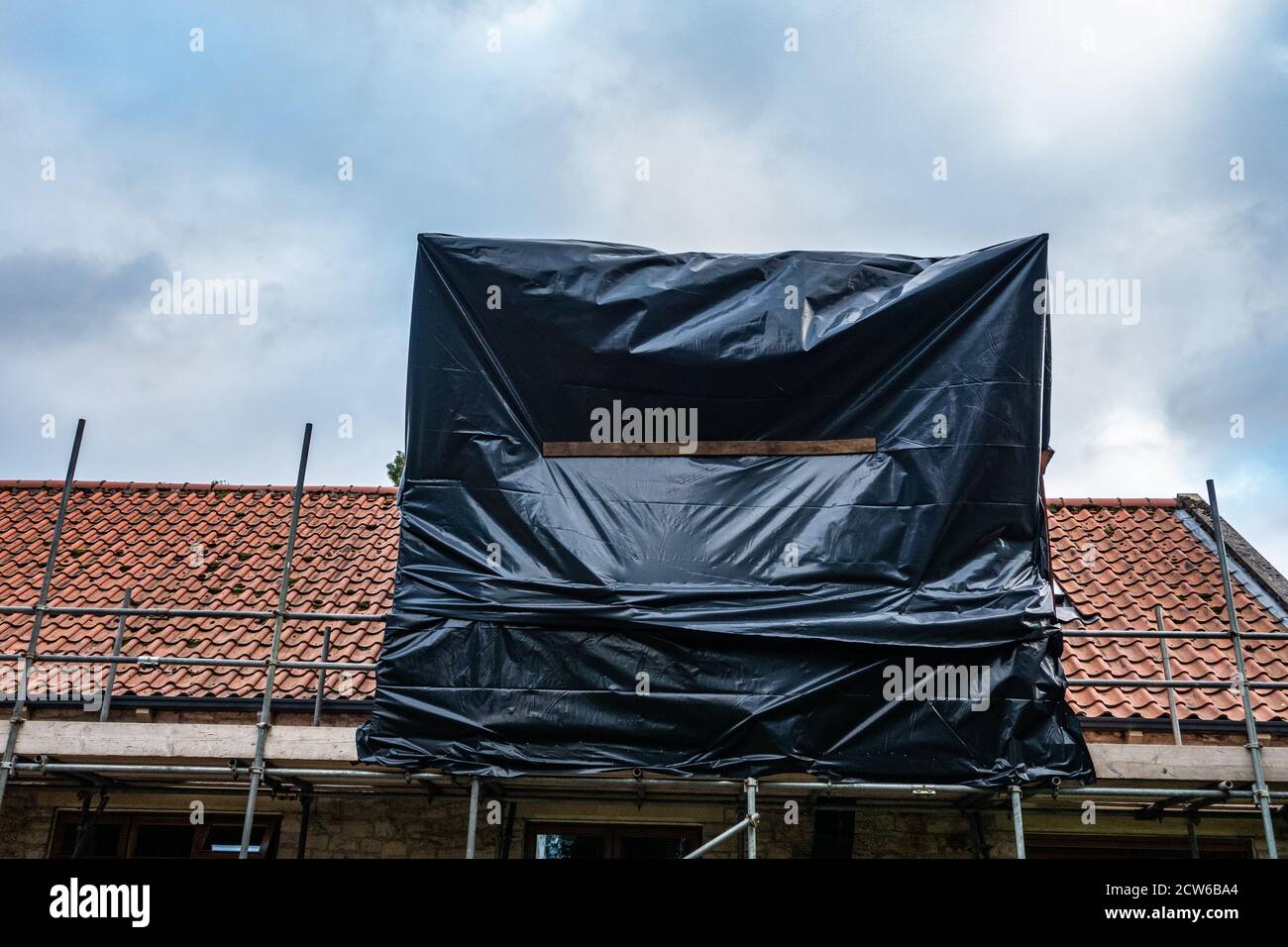 couverture temporaire du toit des constructeurs sur la maison Banque D'Images