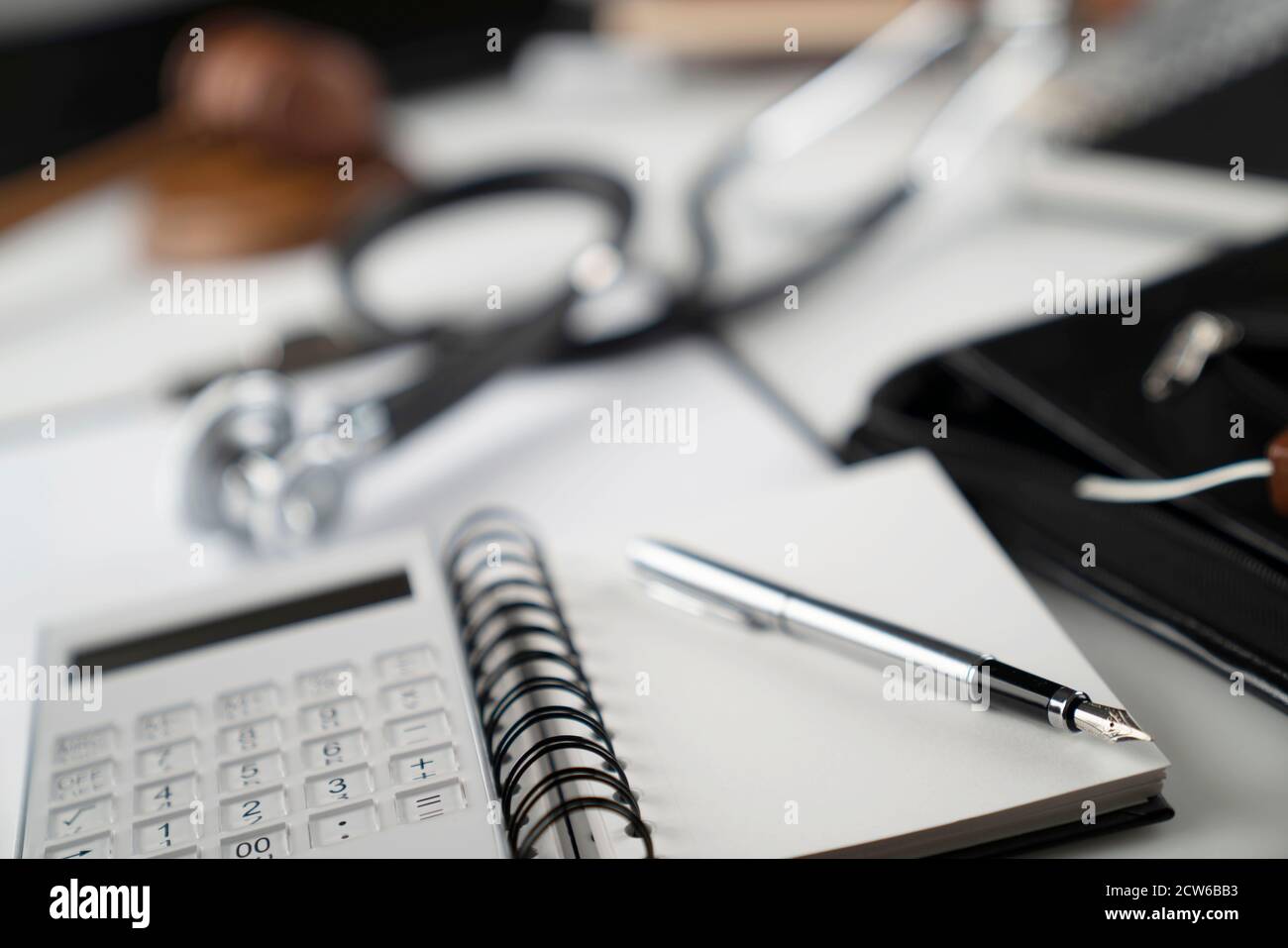 Concept de droit médical. Un Gavel, un stéthoscope et un carnet sur la table. Banque D'Images