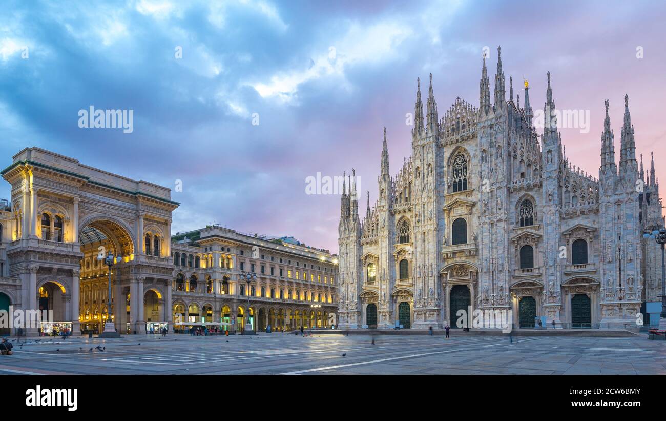Magnifique ciel avec vue sur la cathédrale de Milan en Italie. Banque D'Images