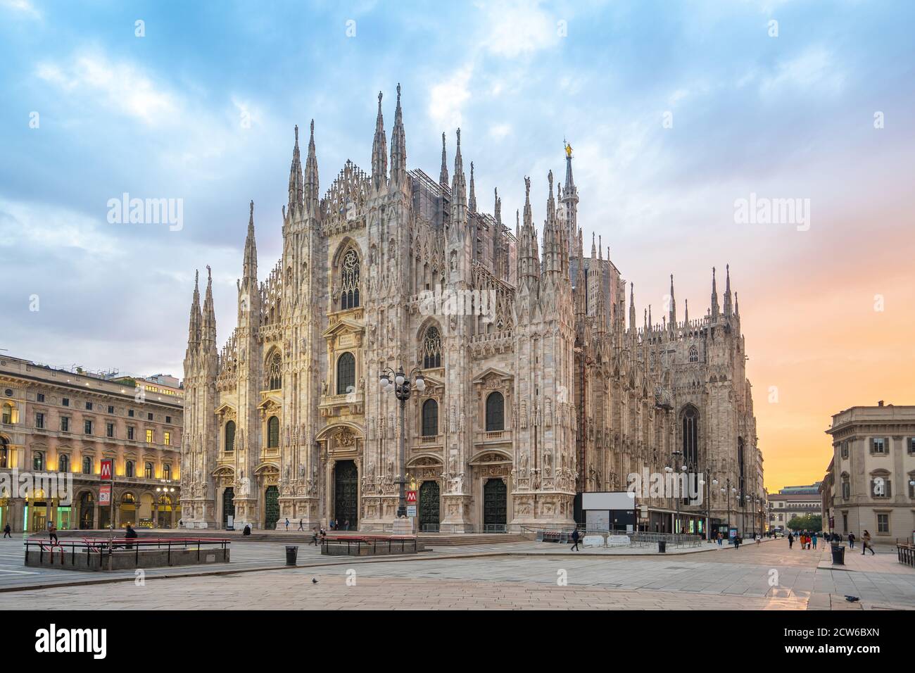 Ciel agréable avec vue sur le Duomo de Milan en Italie. Banque D'Images