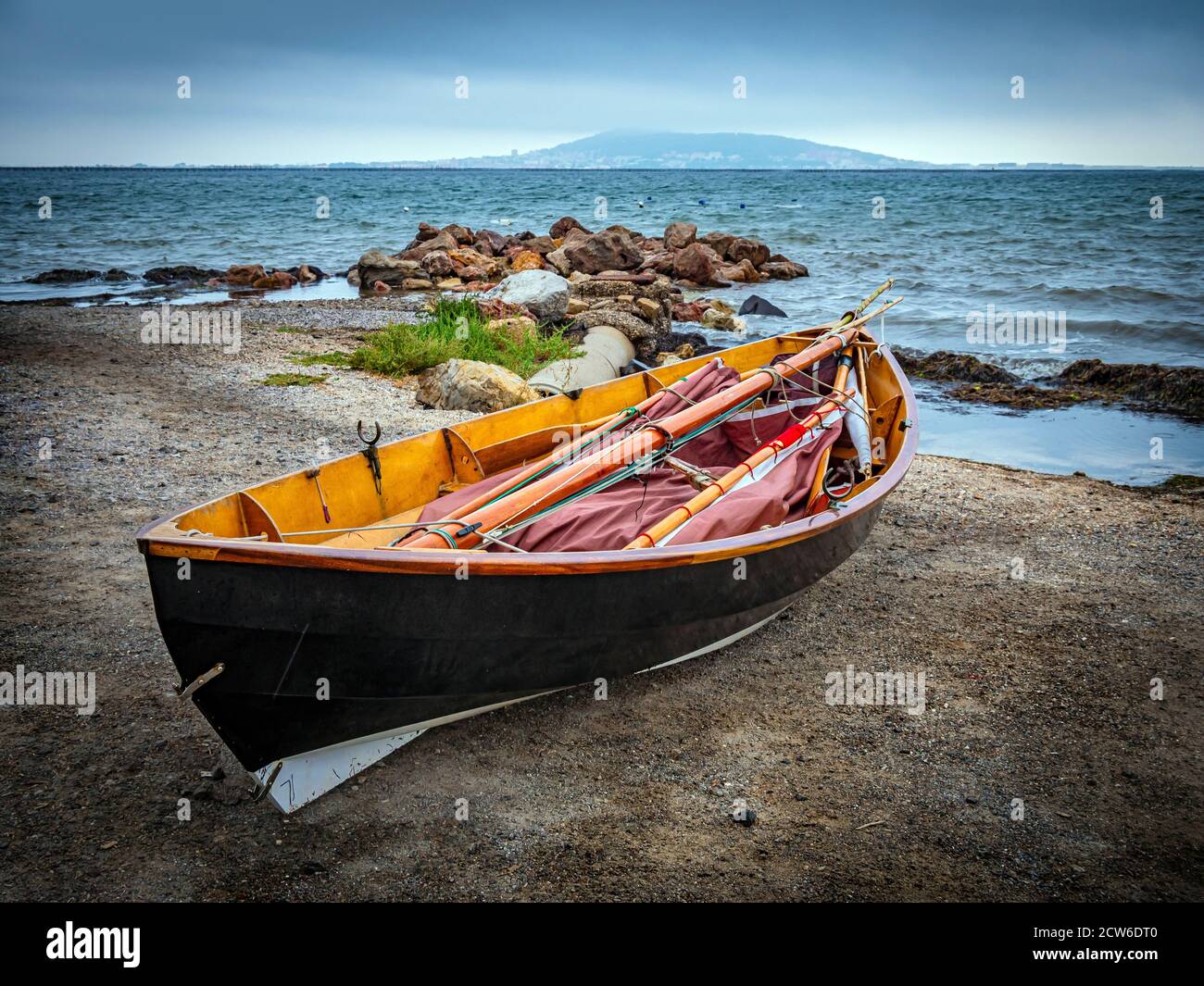 bateau lonley sur une rive paisible en france Banque D'Images