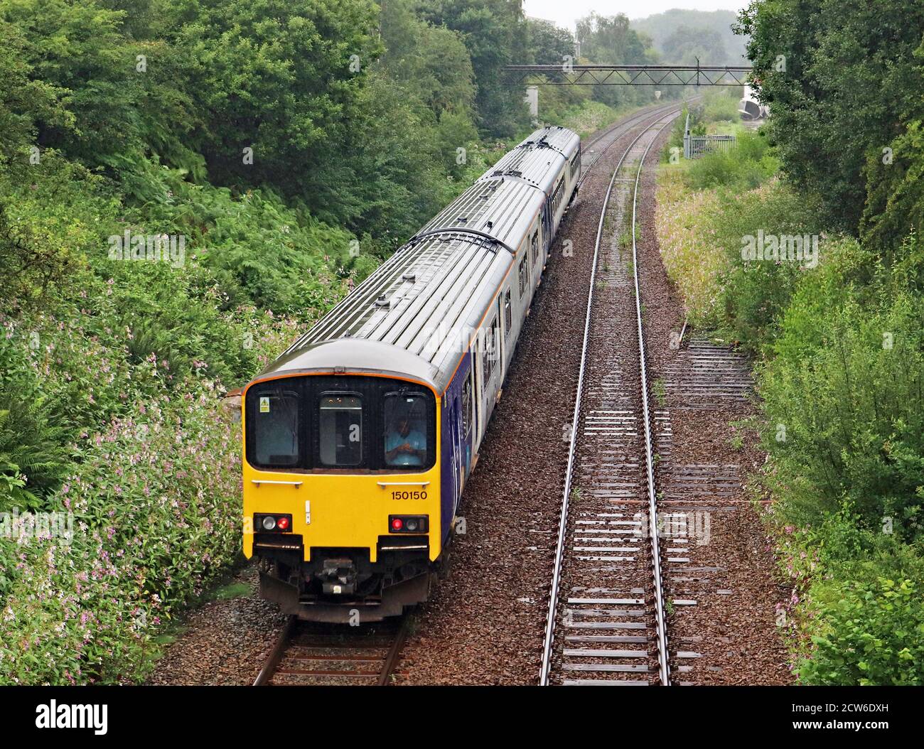 Un train diesel du Nord quitte Appley Bridge un matin humide dans le Grand Manchester, la gare est sur la ligne de Wigan Wallgate à Southport. Banque D'Images