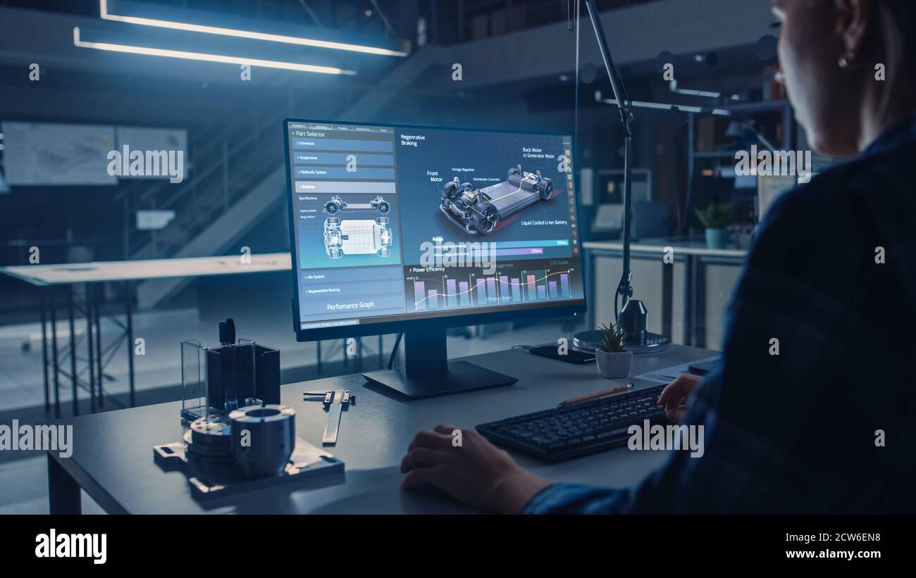 Ingénieur travaillant sur un ordinateur de bureau, écran montrant le logiciel de CAO avec le concept de moteur et d'efficacité de voiture. Installation d'ingénierie de conception industrielle. Plus de Banque D'Images