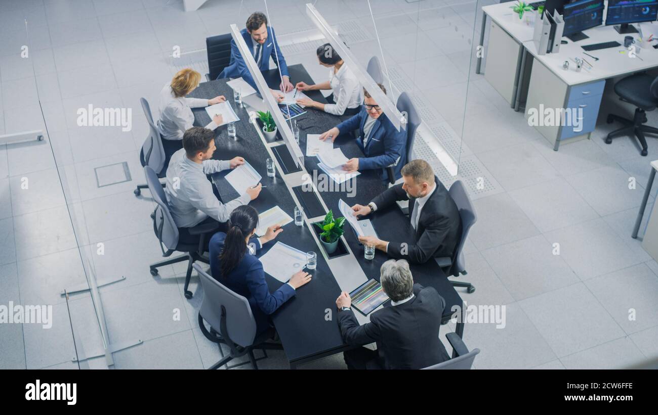 Au sein du groupe de salles de réunion du siège social, des hommes d'affaires, des investisseurs, des cadres et des membres du conseil d'administration discutant, négociant et Banque D'Images