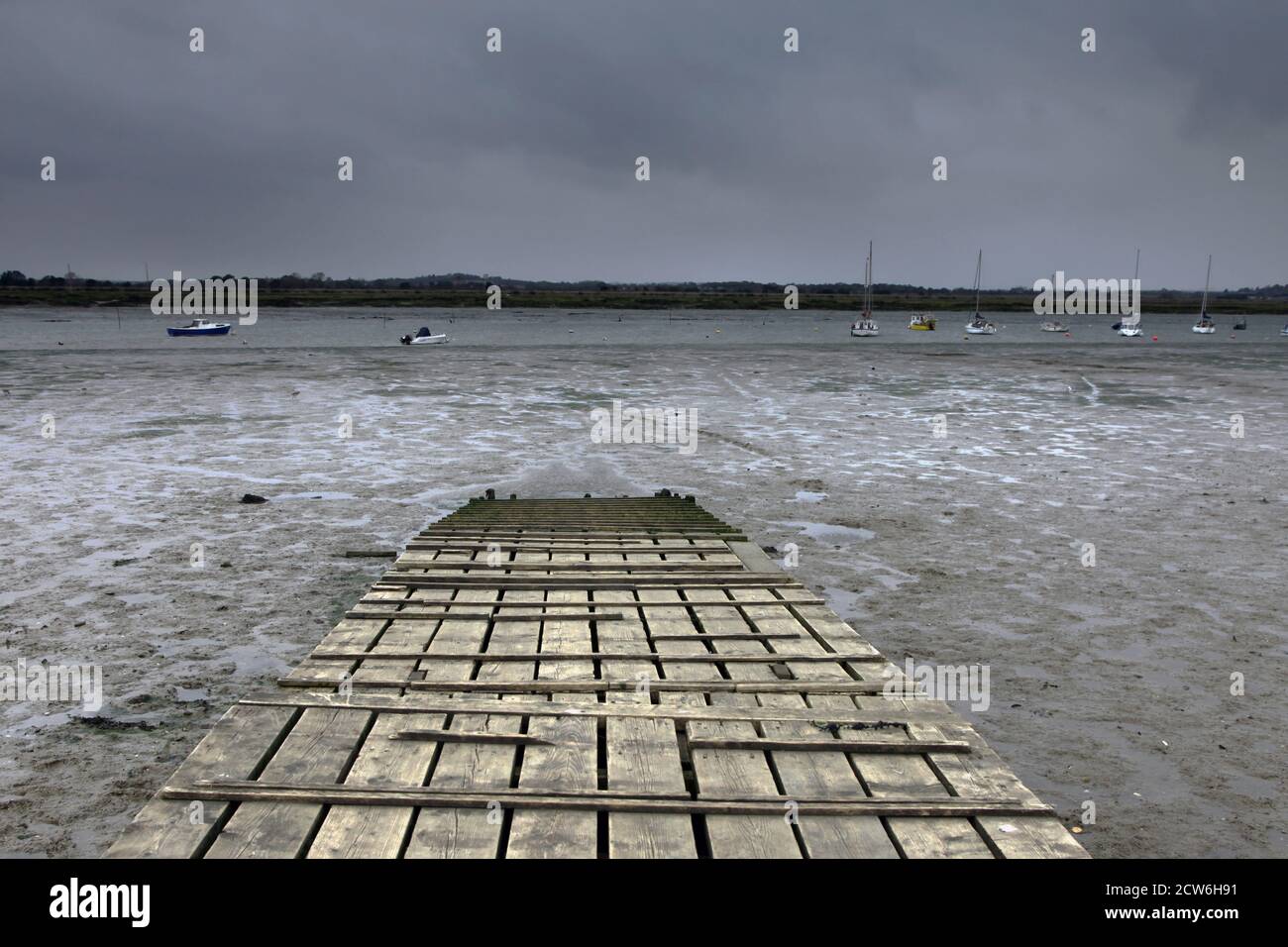 Promenade à bord sur les marais salants de l'estuaire de la rivière Île Mersea, Essex Banque D'Images