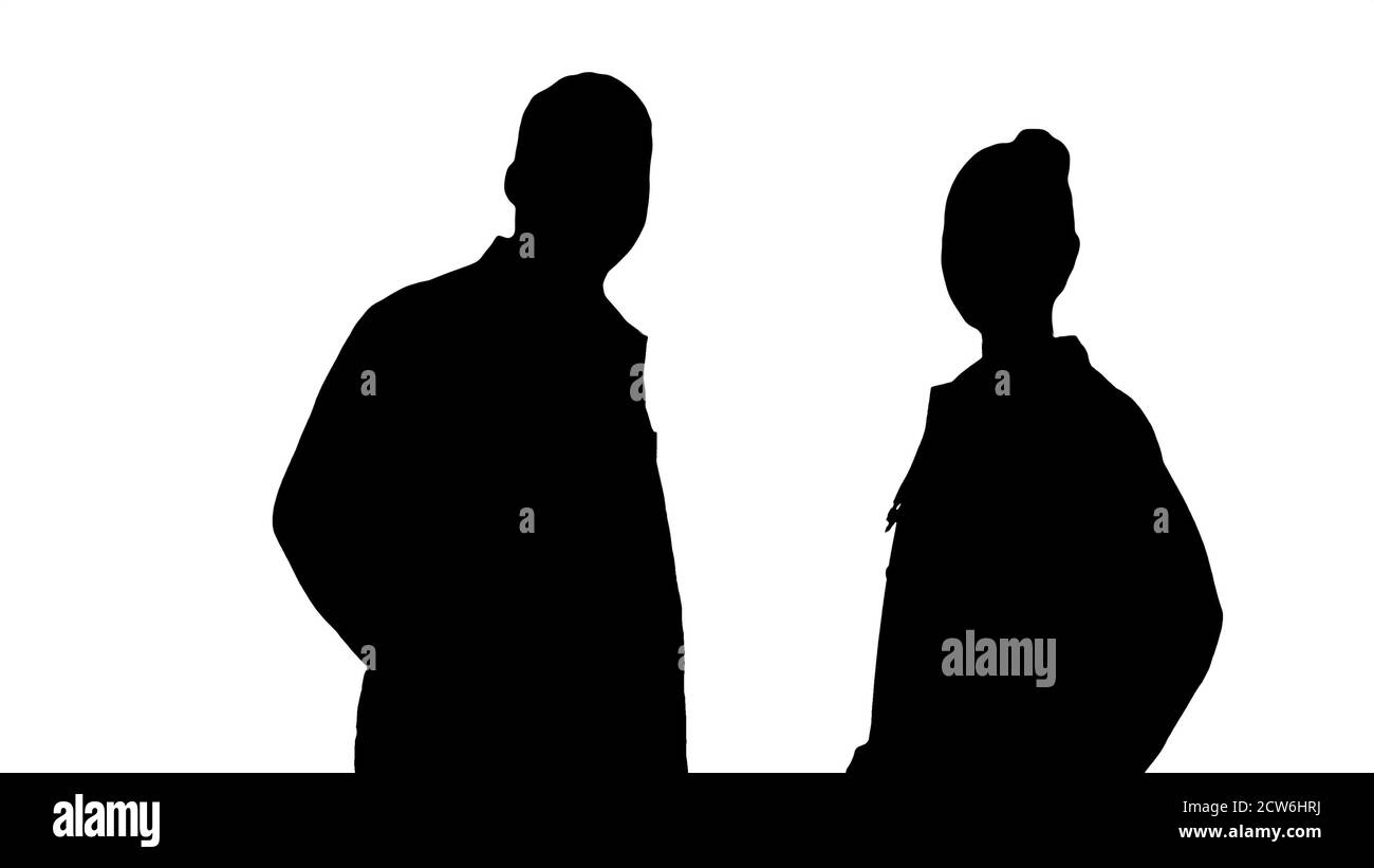 Silhouette deux médecins souriants caucasiens et afro-américains se tiennent Banque D'Images