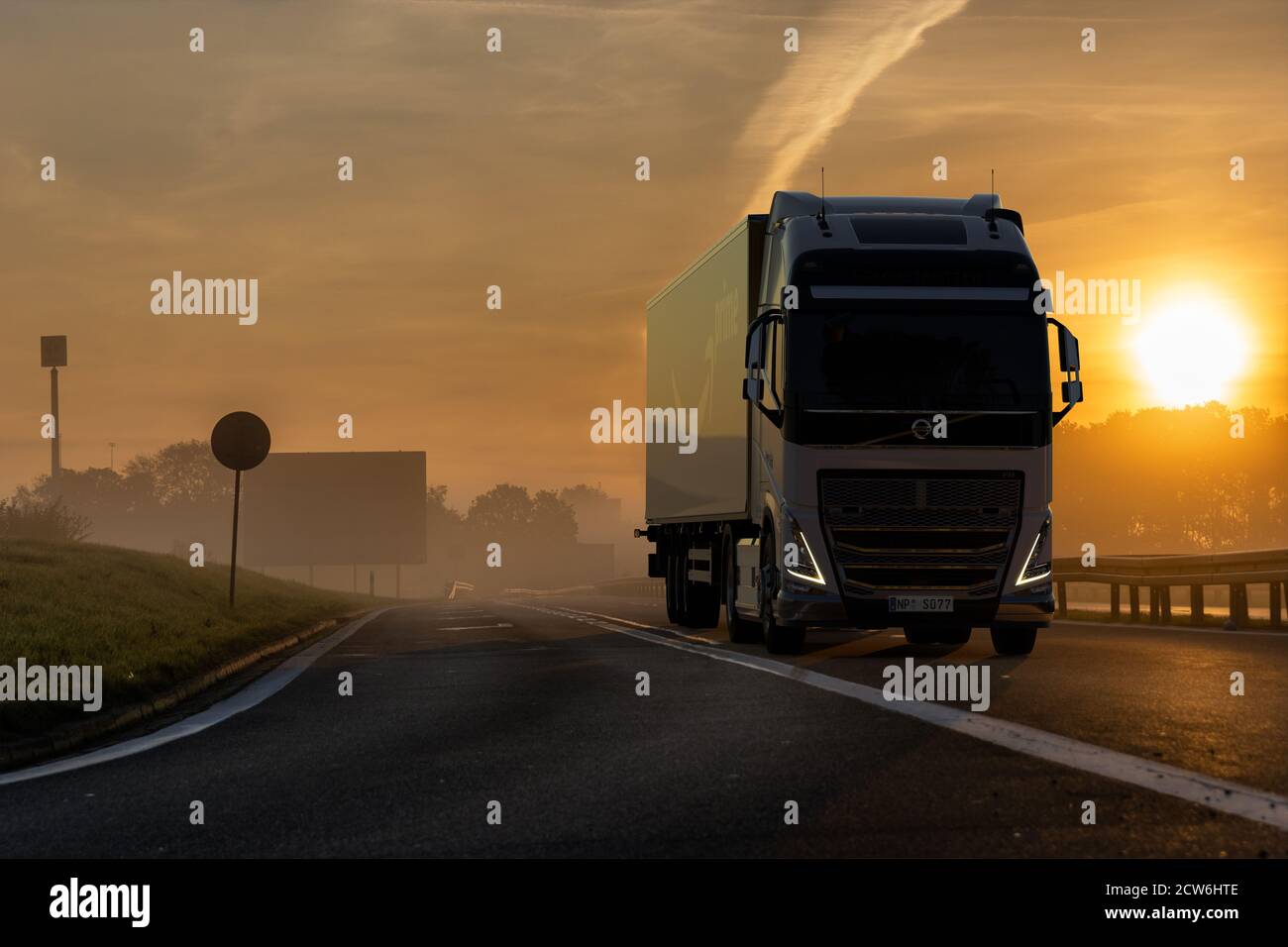 Camion Volvo avec bande-annonce Amazon Prime sur l'autoroute le matin Banque D'Images