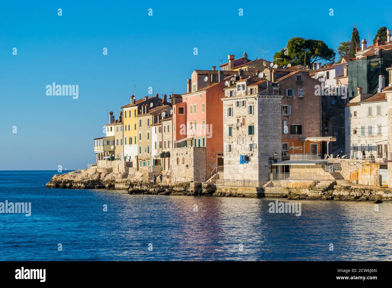 Panorama hivernal ensoleillé des anciennes façades de Rovinj, Croatie Banque D'Images