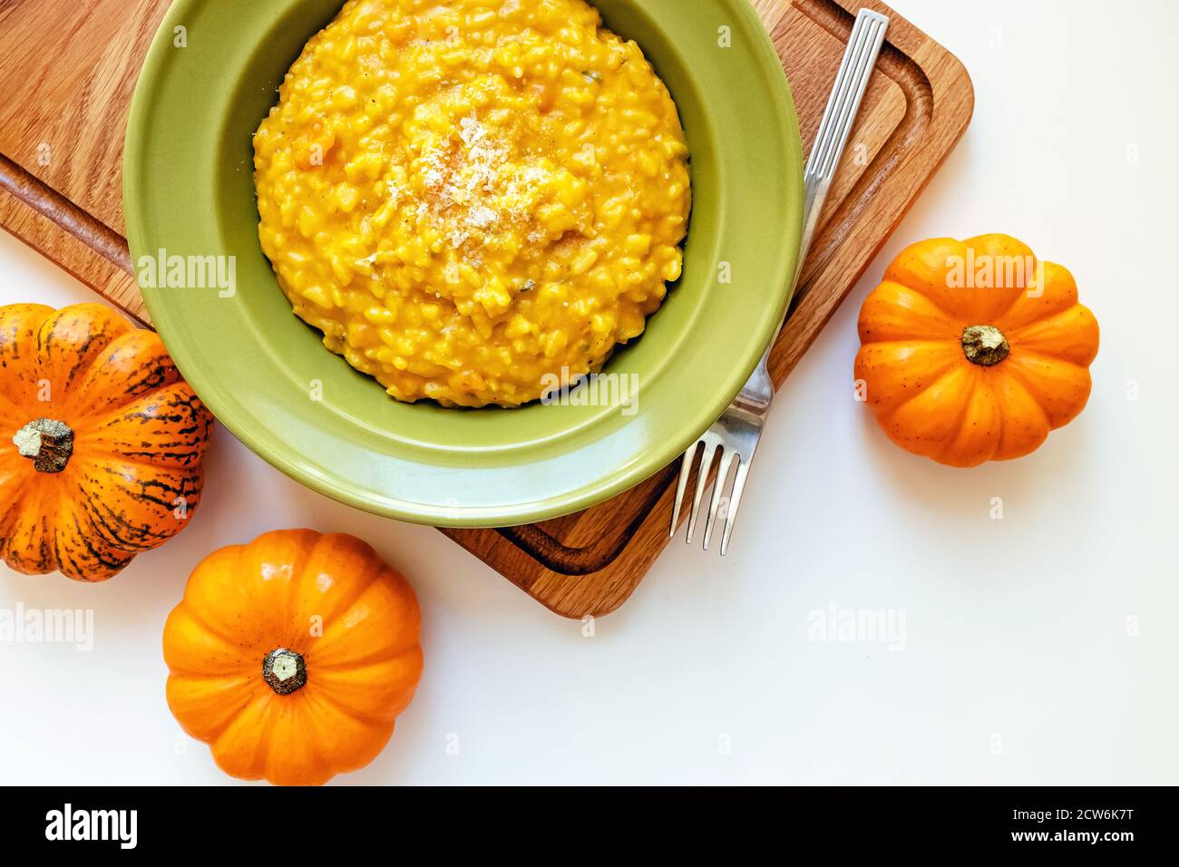 Délicieux risotto à la citrouille au parmesan. Confort d'automne cuisine maison Banque D'Images