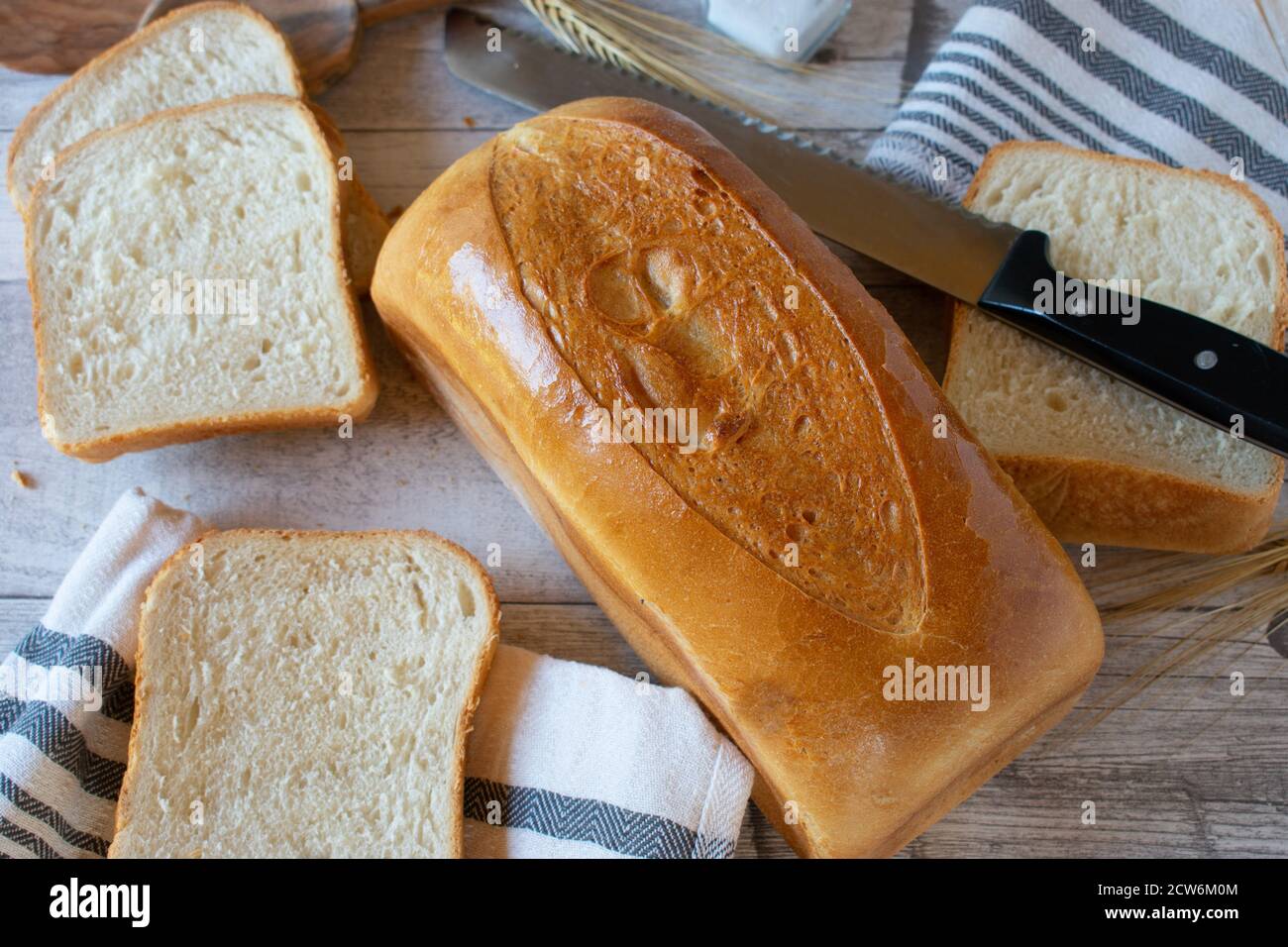 pain blanc sur table en bois Banque D'Images