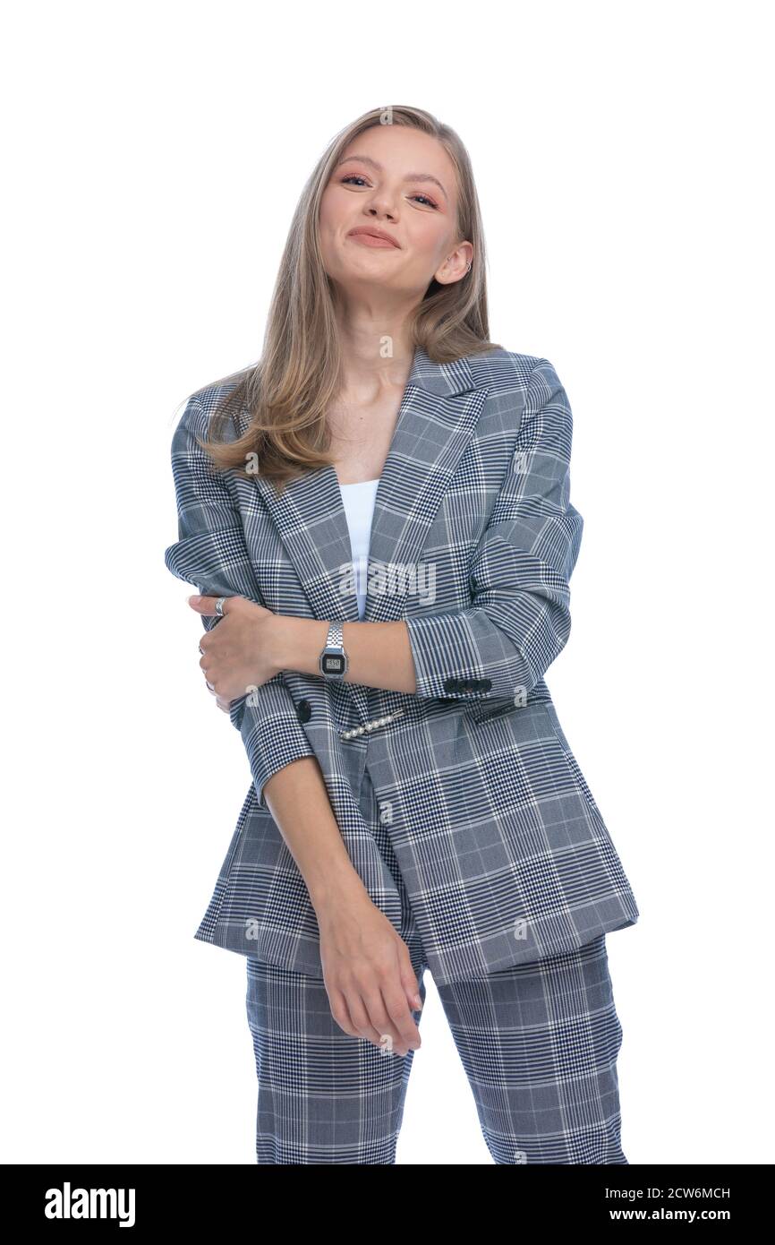 bonne femme d'affaires en costume à carreaux bleus tenant les bras dans une  posture de mode et souriant, debout isolé sur fond blanc Photo Stock - Alamy