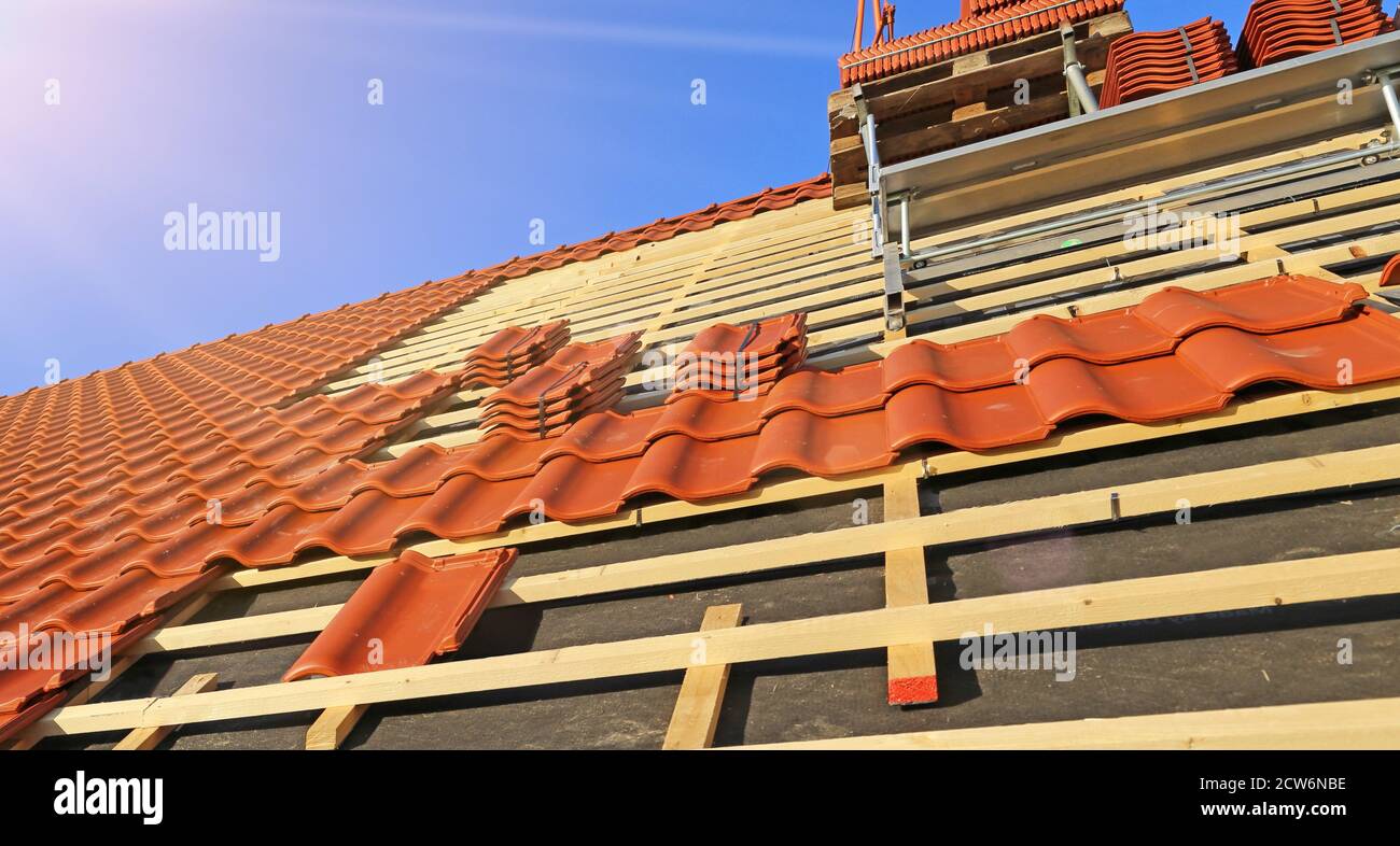 Travaux de toiture, nouveau revêtement d'un toit en tuiles Banque D'Images
