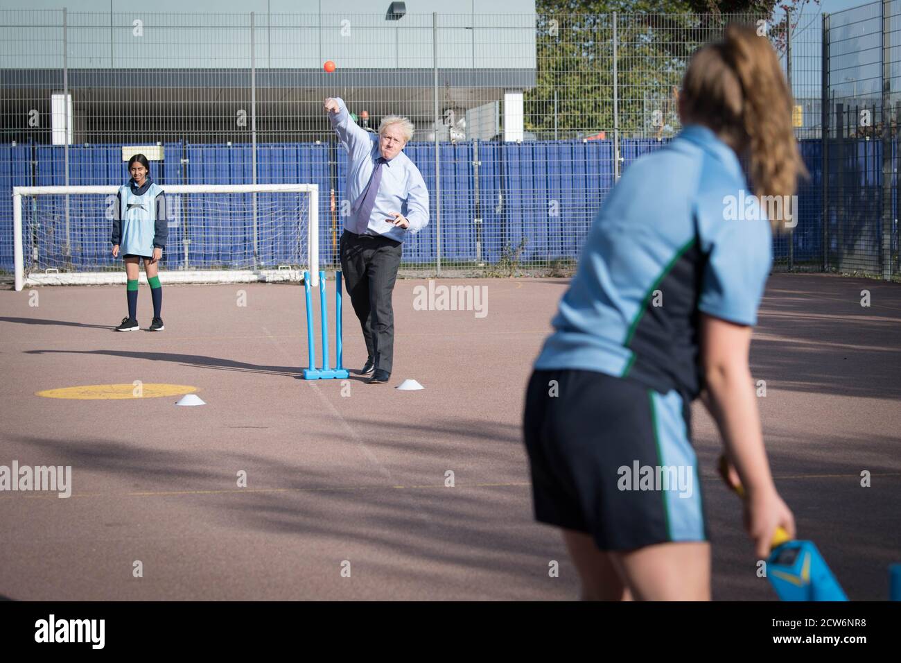 Le Premier ministre Boris Johnson se réunit pour participer à un match de cricket au cours d’une leçon de sport lors d’une visite à la Ruislip High School, dans sa circonscription d’Uxbridge, à l’ouest de Londres. Banque D'Images