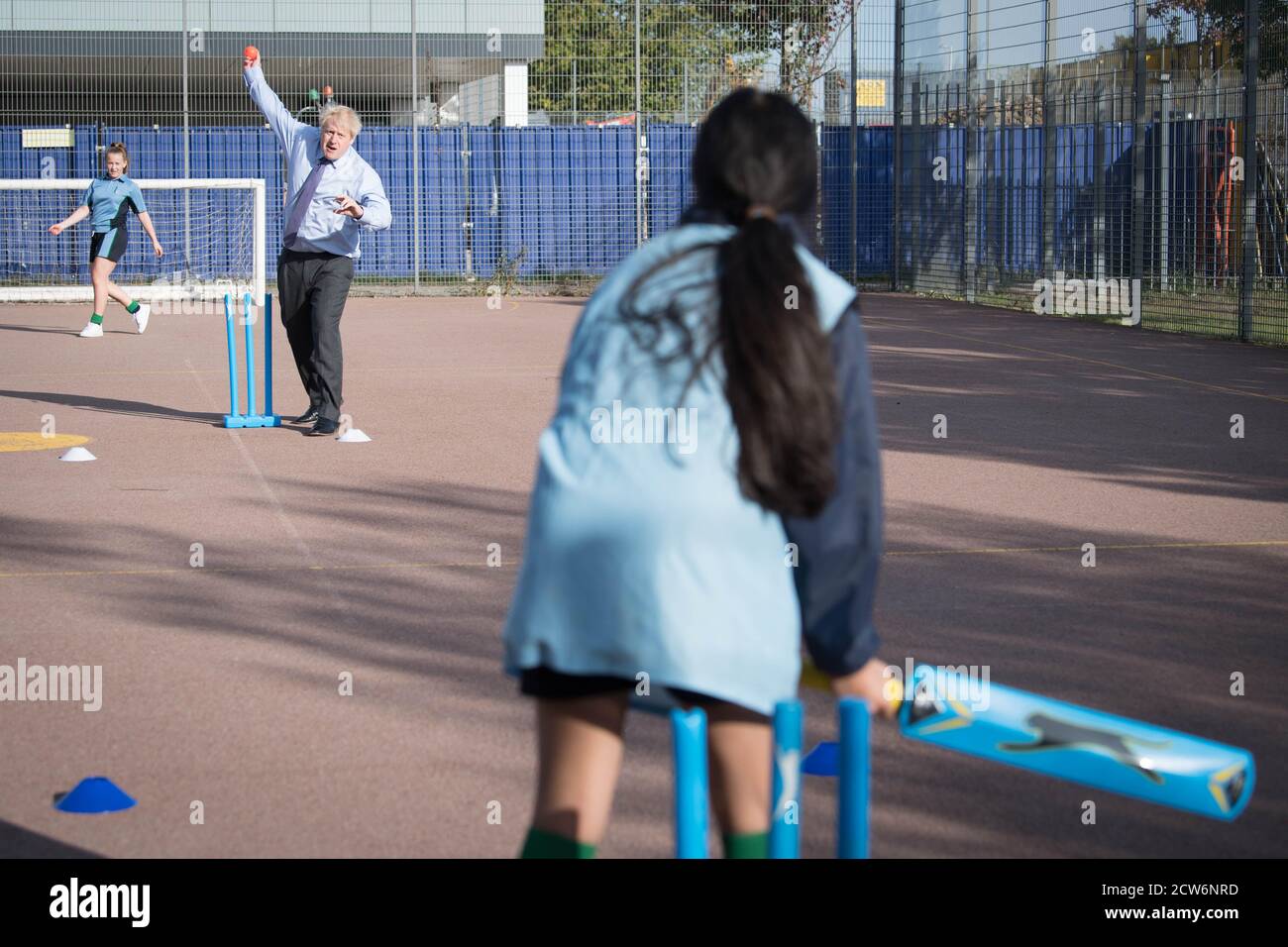 Le Premier ministre Boris Johnson se réunit pour participer à un match de cricket au cours d’une leçon de sport lors d’une visite à la Ruislip High School, dans sa circonscription d’Uxbridge, à l’ouest de Londres. Banque D'Images