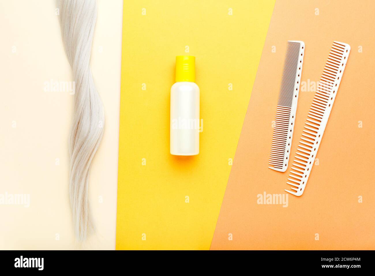 Brosse peigne shampooing verrouiller boucle de cheveux blonds. Outils de coiffure, équipement de salon de coiffure professionnel dans un salon de beauté, cosmétiques pour les cheveux Banque D'Images