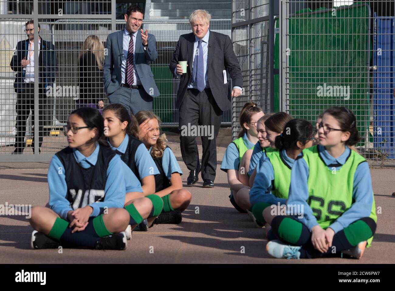 Le Premier ministre Boris Johnson rencontre des élèves et participe aujourd’hui à une partie de cricket au cours d’une leçon de sport à la Ruislip High School, dans sa circonscription d’Uxbridge, à l’ouest de Londres. Banque D'Images