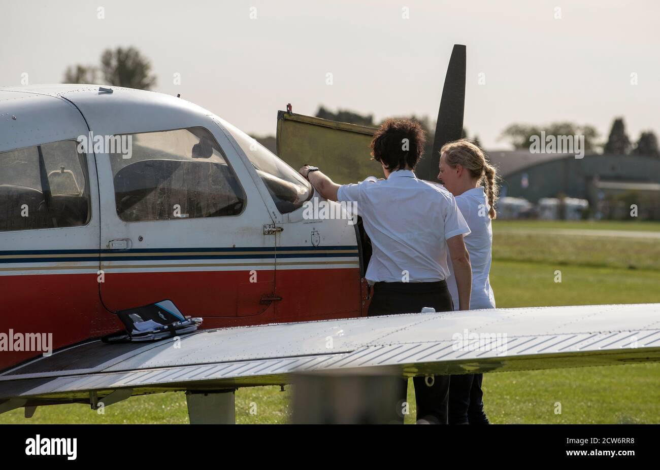Gloucestershire, Angleterre, Royaume-Uni. 2020. Un étudiant sur le point de prendre une leçon de vol avec son instructeur d'un aérodrome anglais. Instructeur et pilote étudiant Banque D'Images