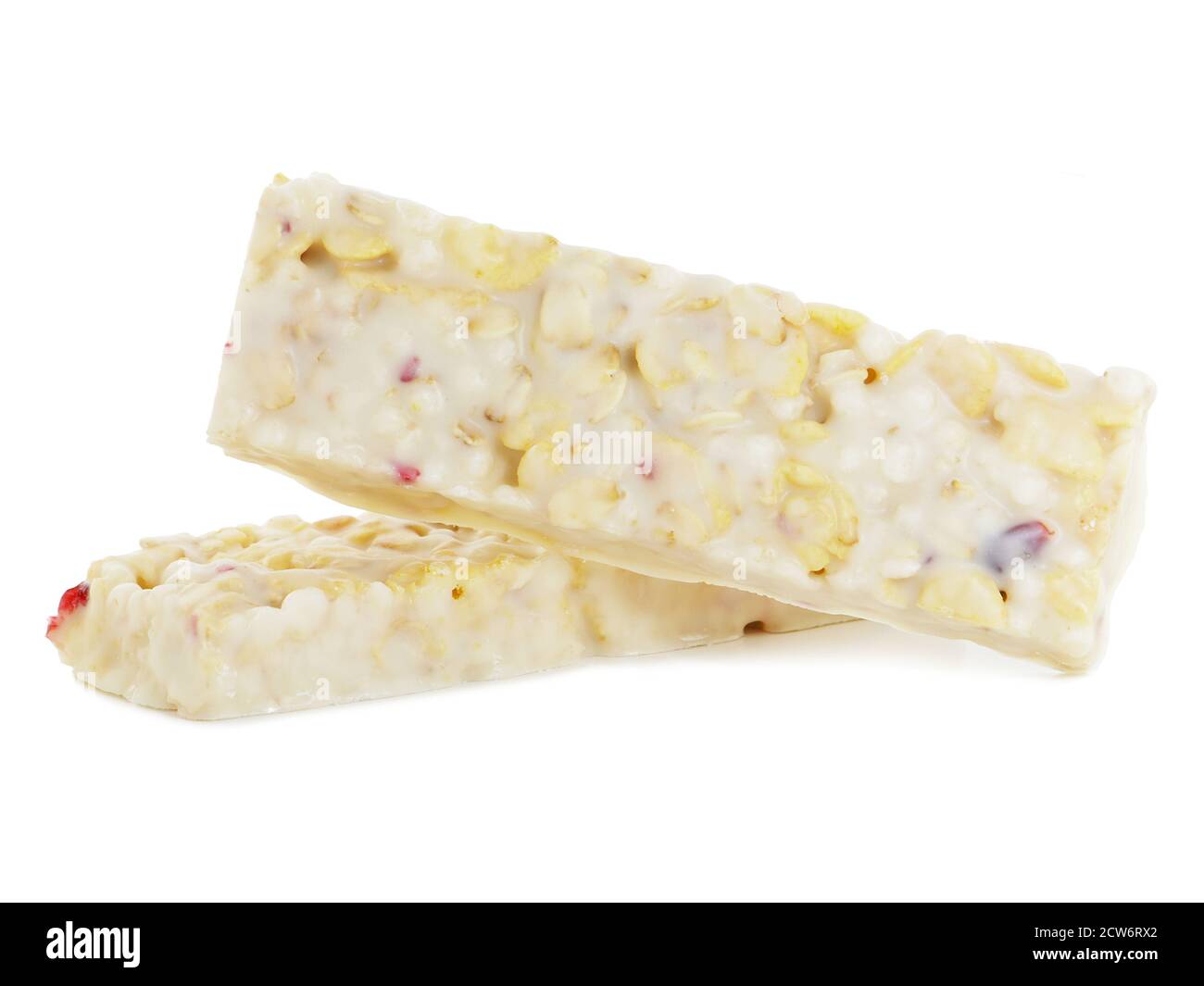 Barres de céréales au yaourt avec canneberges et framboises isolées sur blanc Banque D'Images