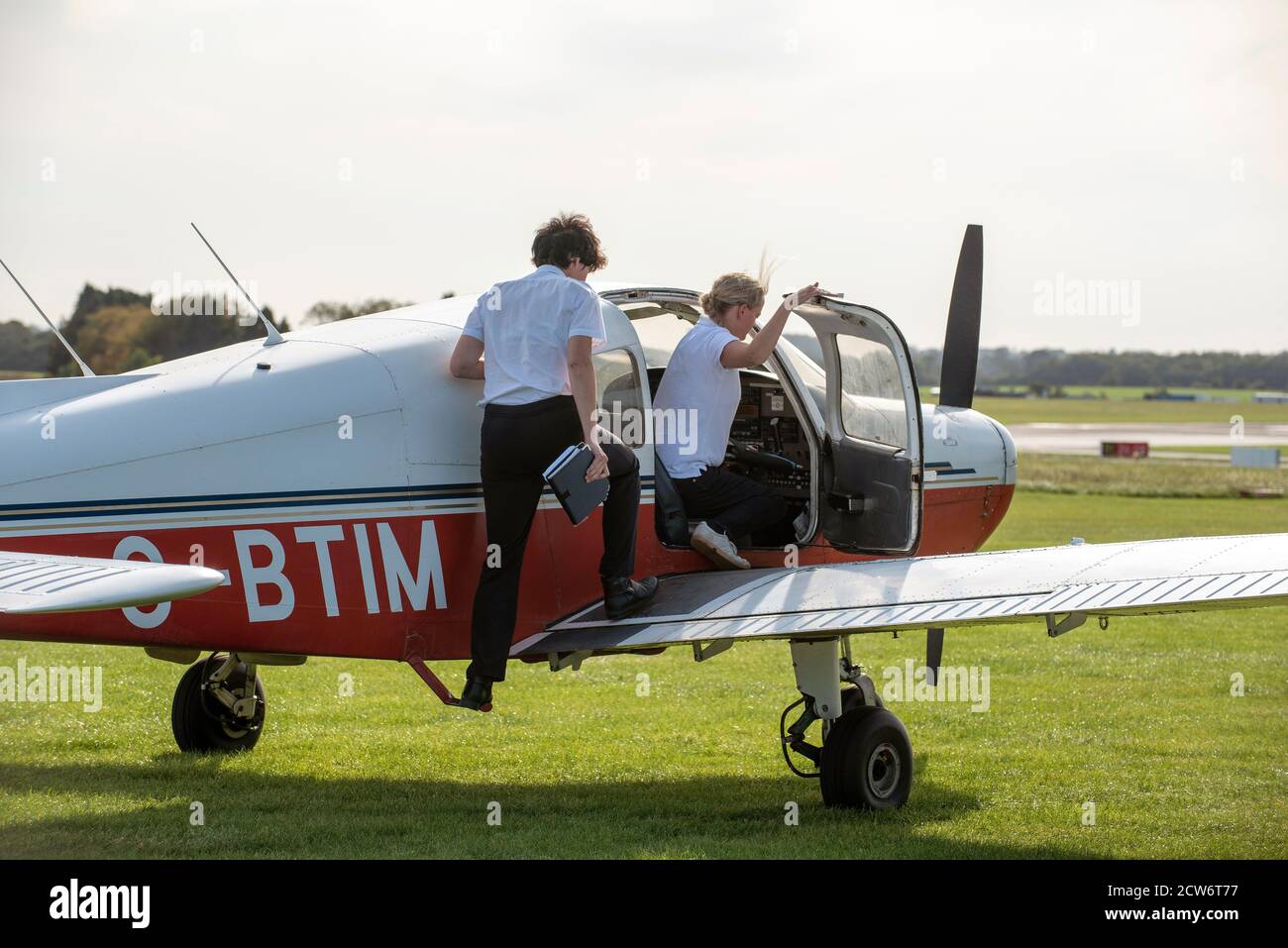 Gloucestershire, Angleterre, Royaume-Uni. 2020. Un étudiant sur le point de prendre une leçon de vol avec son instructeur d'un aérodrome anglais. Pilote étudiant et instructeur Banque D'Images