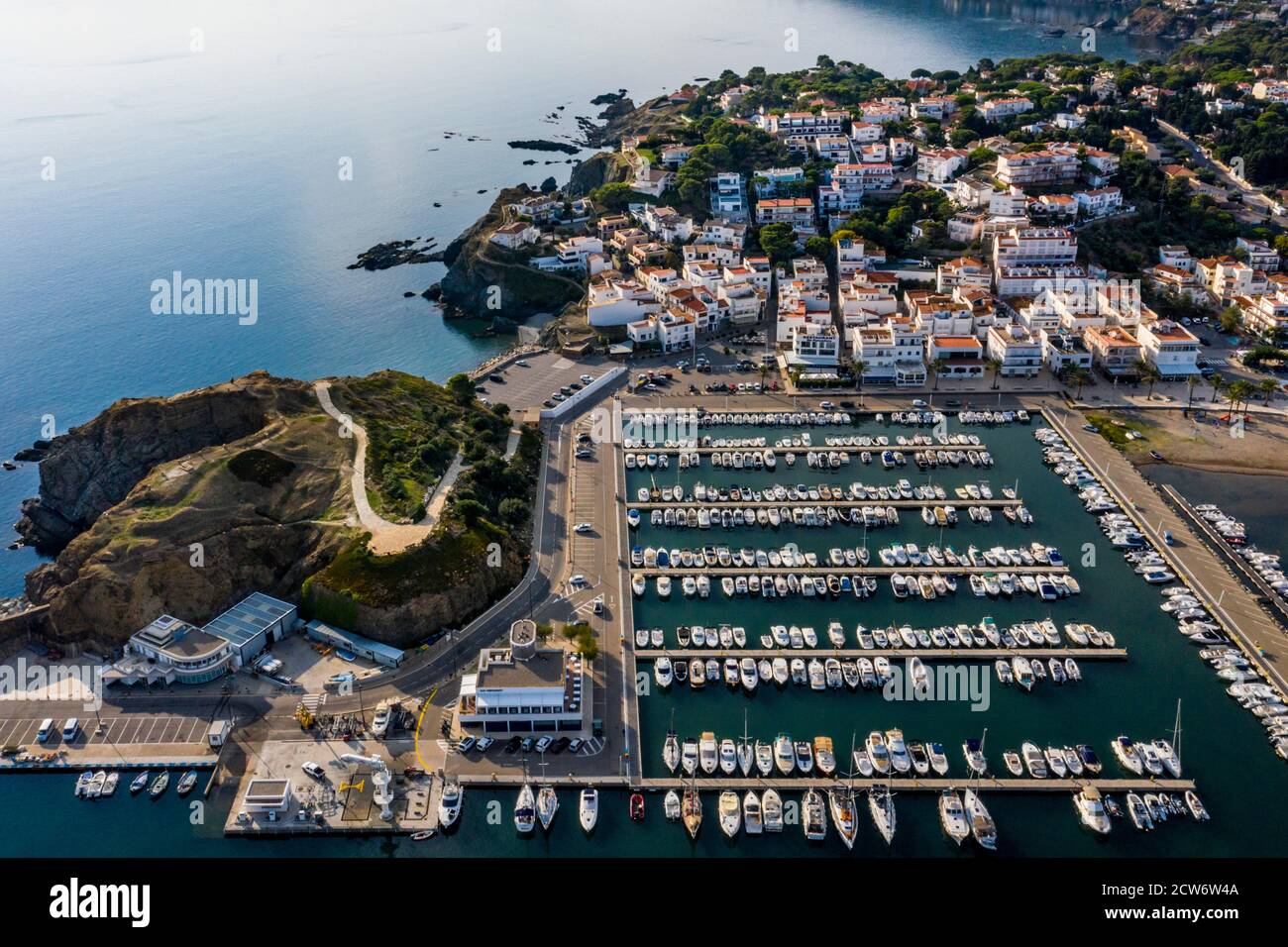 Vue aérienne du village de pêcheurs de Llanca et des environs de la Costa Brava, Catalogne, Espagne Banque D'Images