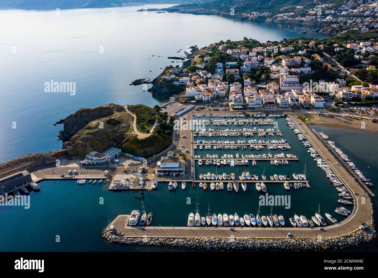Vue aérienne du village de pêcheurs de Llanca et des environs de la Costa Brava, Catalogne, Espagne Banque D'Images