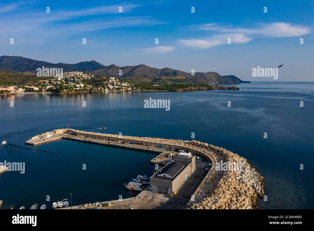 Vue sur l'entrée du port dans le port de Llanca sur la Costa Brava, Espagne Banque D'Images