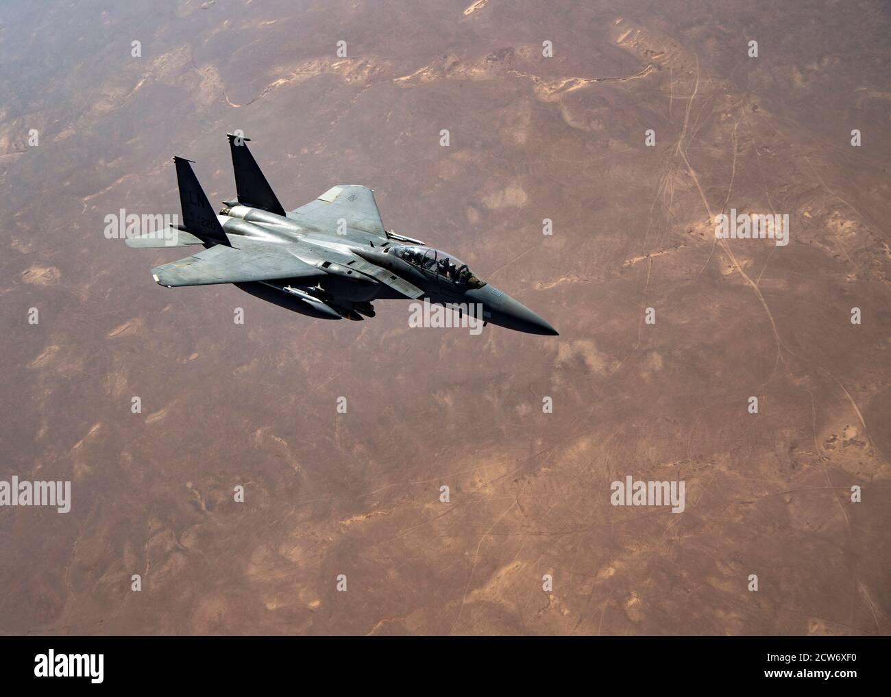 Un aigle de la Force aérienne américaine F-15E survole la zone de responsabilité du Commandement central des États-Unis, le 31 août 2020. Le F-15E Strike Eagle est un chasseur à double rôle conçu pour effectuer des missions air-air et air-sol, démontrant la position des commandes centrales de la Force aérienne des États-Unis pour dissuader les agresseurs régionaux. (É.-U. Photo de la Force aérienne par le premier Airman Duncan C. Bevan) Banque D'Images