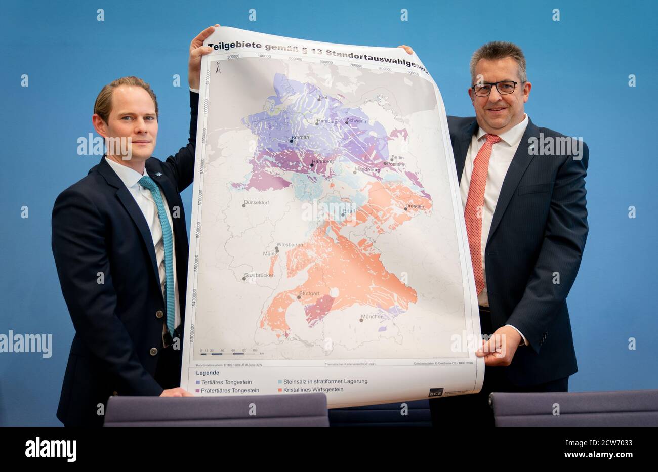 28 septembre 2020, Berlin : Stefan Studt (r), président du conseil d'administration de l'Agence fédérale pour l'élimination finale (BGE), et Steffen Kanitz, membre du conseil d'administration de BGE, montrent une carte en marge de la présentation du rapport intérimaire avec des sous-domaines pour la recherche d'un dépôt. Le rapport contient les résultats de la première évaluation des données géologiques disponibles en Allemagne sur le sol profond et montre dans quels domaines la construction d'un dépôt de déchets nucléaires hautement radioactifs serait en principe possible selon des critères définis. Photo: Kay Nietfeld Banque D'Images