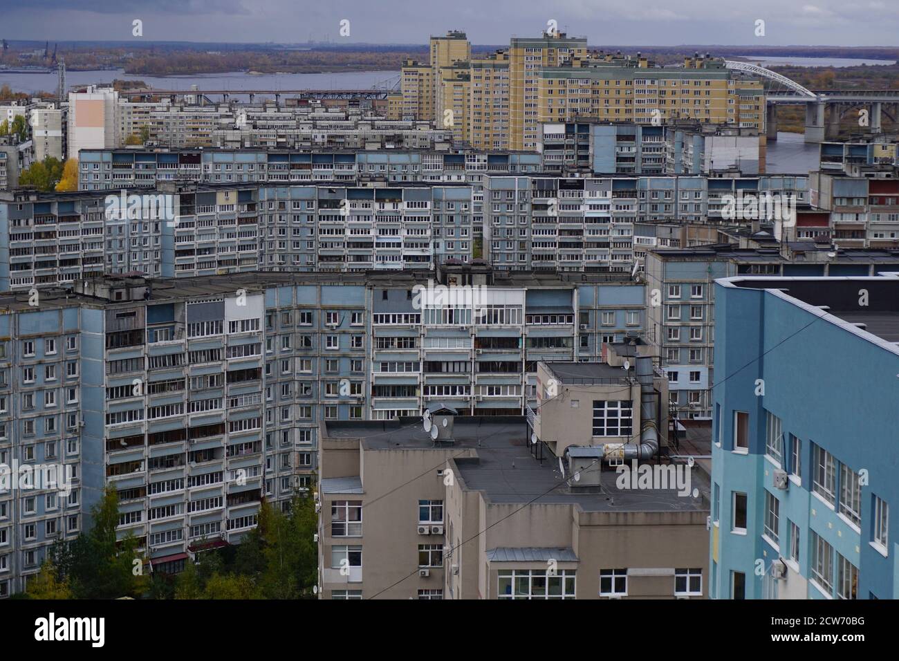 Immeubles d'appartements élevés dans la métropole. Ville au bord de la rivière. Banque D'Images