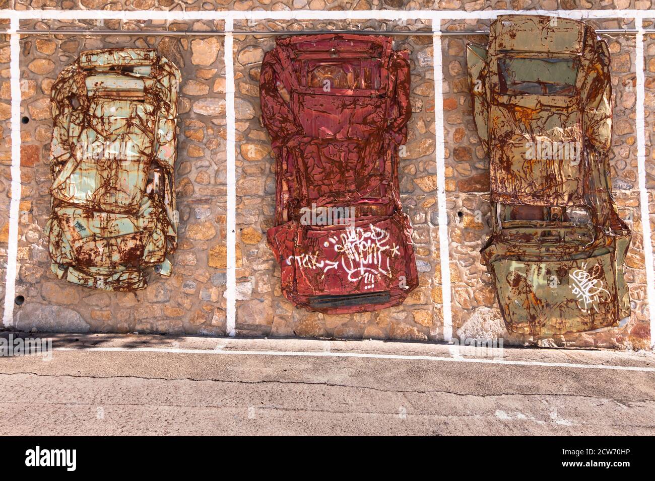 Fanzara (Castellón), Espagne - 20 septembre 2020: Des objets d'art de voitures écrasés accrochés à un mur dans la petite ville intérieure de Castellón (Espagne) qui fait partie de F Banque D'Images
