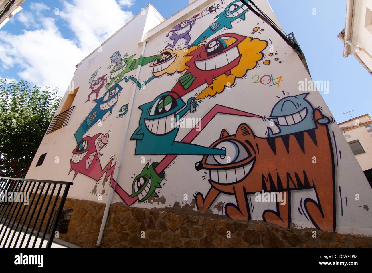 Fanzara (Castellón), Espagne - 20 septembre 2020 : Graffiti sur la façade d'une petite ville de Castellón (Espagne) réalisée par l'artiste Pez dans le cadre de MIAU (UNF Banque D'Images