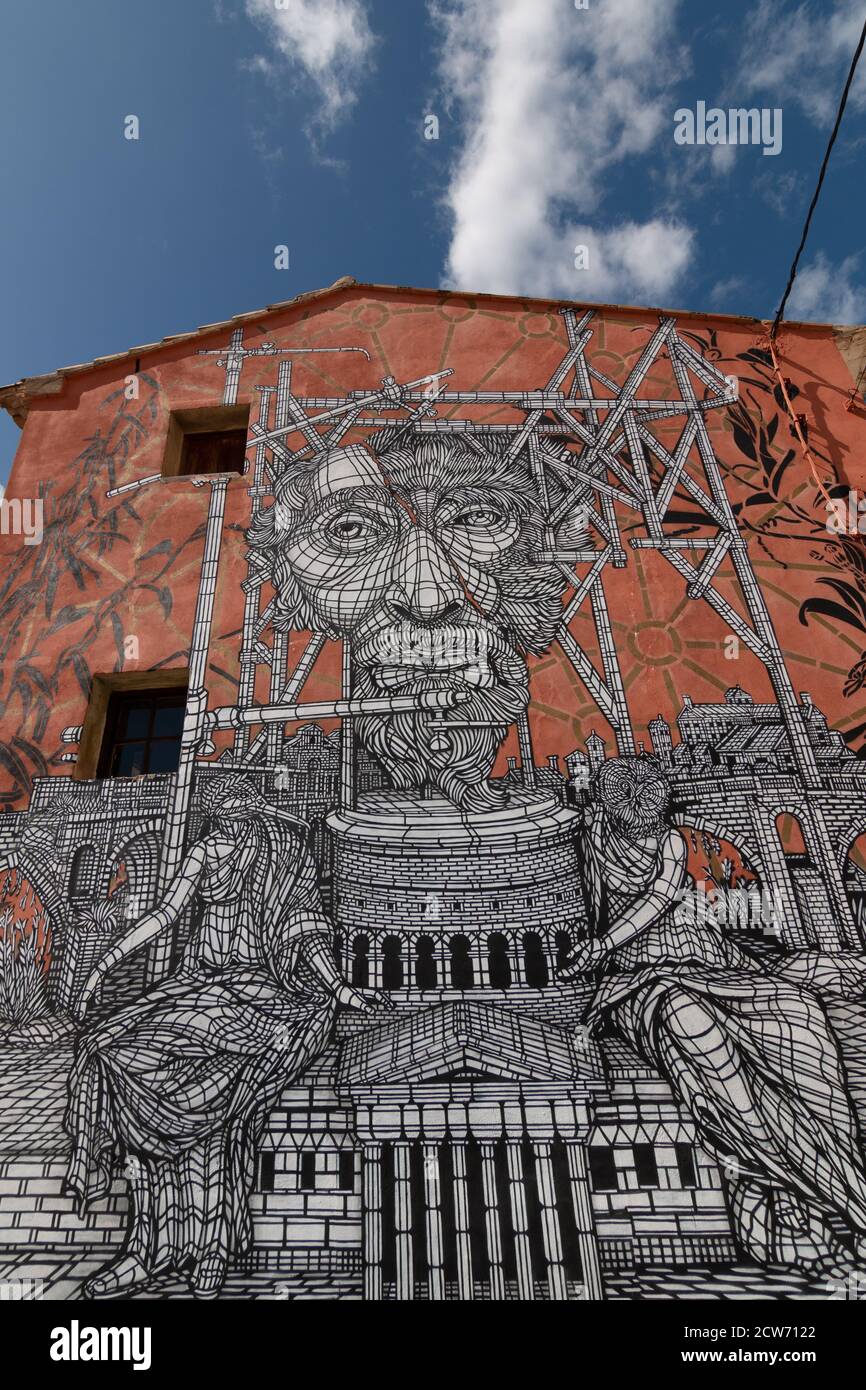 Fanzara (Castellón), Espagne - 20 septembre 2020 : Graffiti sur une façade d'une petite ville de Castellón (Espagne) réalisée par l'artiste Monkey Bird Crew en tant que partie Banque D'Images