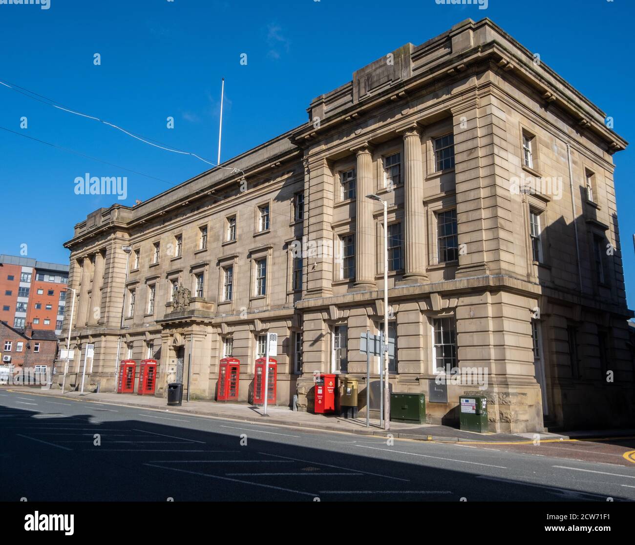 Immeuble de bureaux de poste avec quatre boîtes téléphoniques K6 à Bolton Lancashire juillet 2020 Banque D'Images