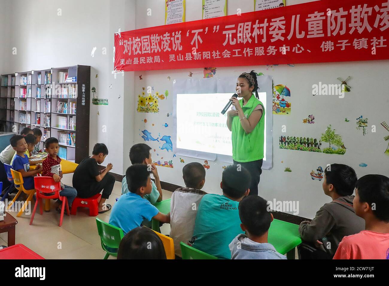 (200928) -- BEIJING, le 28 septembre 2020 (Xinhua) -- UN bénévole participe à une activité de lutte contre l'intimidation des enfants dans le village de Yuanyan, dans le comté de Lingxi, dans la région autonome de Guangxi Zhuang, dans le sud de la Chine, le 20 septembre 2020. Le Fonds des Nations Unies pour l'enfance (UNICEF) et le Ministère chinois des affaires civiles ont lancé en 2019 un programme pilote sur les services de garde d'enfants en Chine. Plus de 400 villages du comté de Lingshan ont été couverts par le projet et des espaces communautaires adaptés aux enfants ont été promus pour offrir des services de protection et de bien-être aux enfants ruraux. À partir de l'année 1979, l'UNICEF a invé Banque D'Images