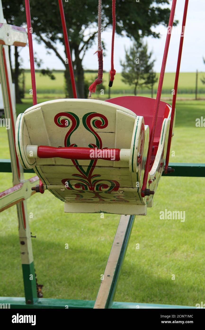 Une balançoire en bois pour deux personnes à une foire d'amusement d'époque  Photo Stock - Alamy
