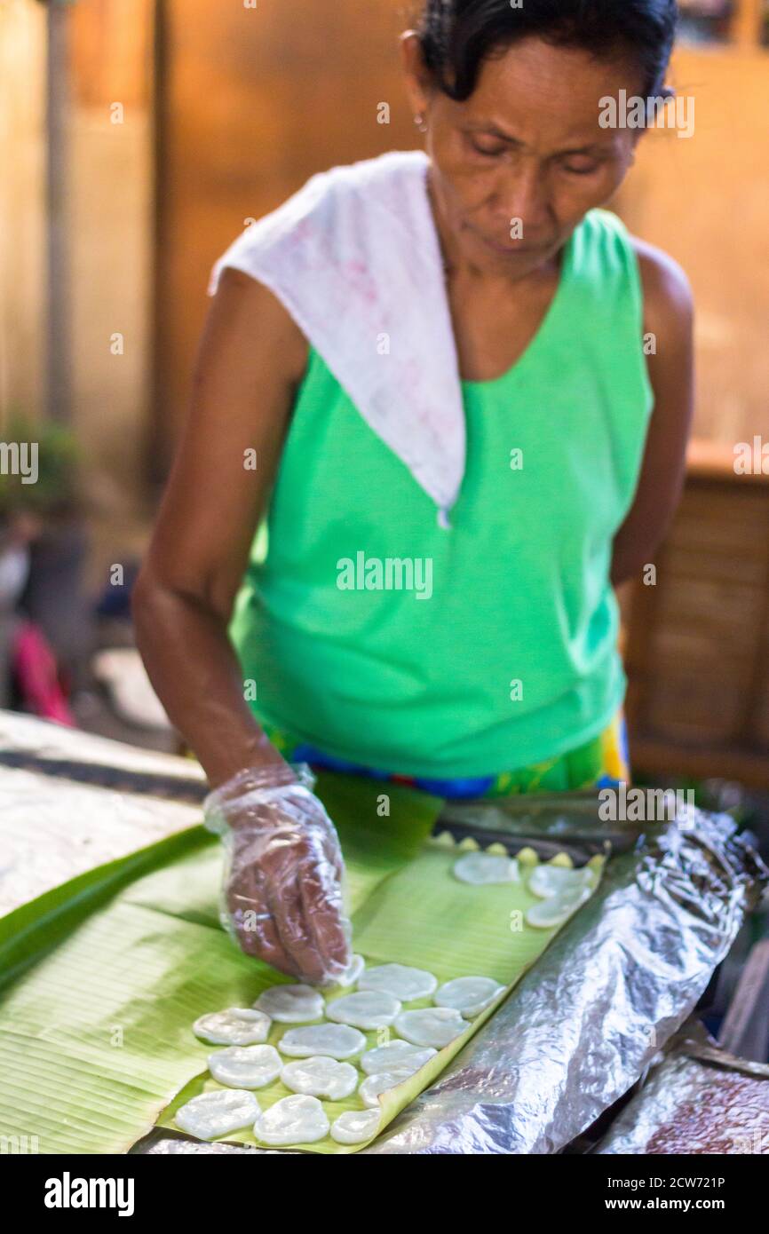 Préparation de gâteaux de riz à Talisay City, Cebu Banque D'Images