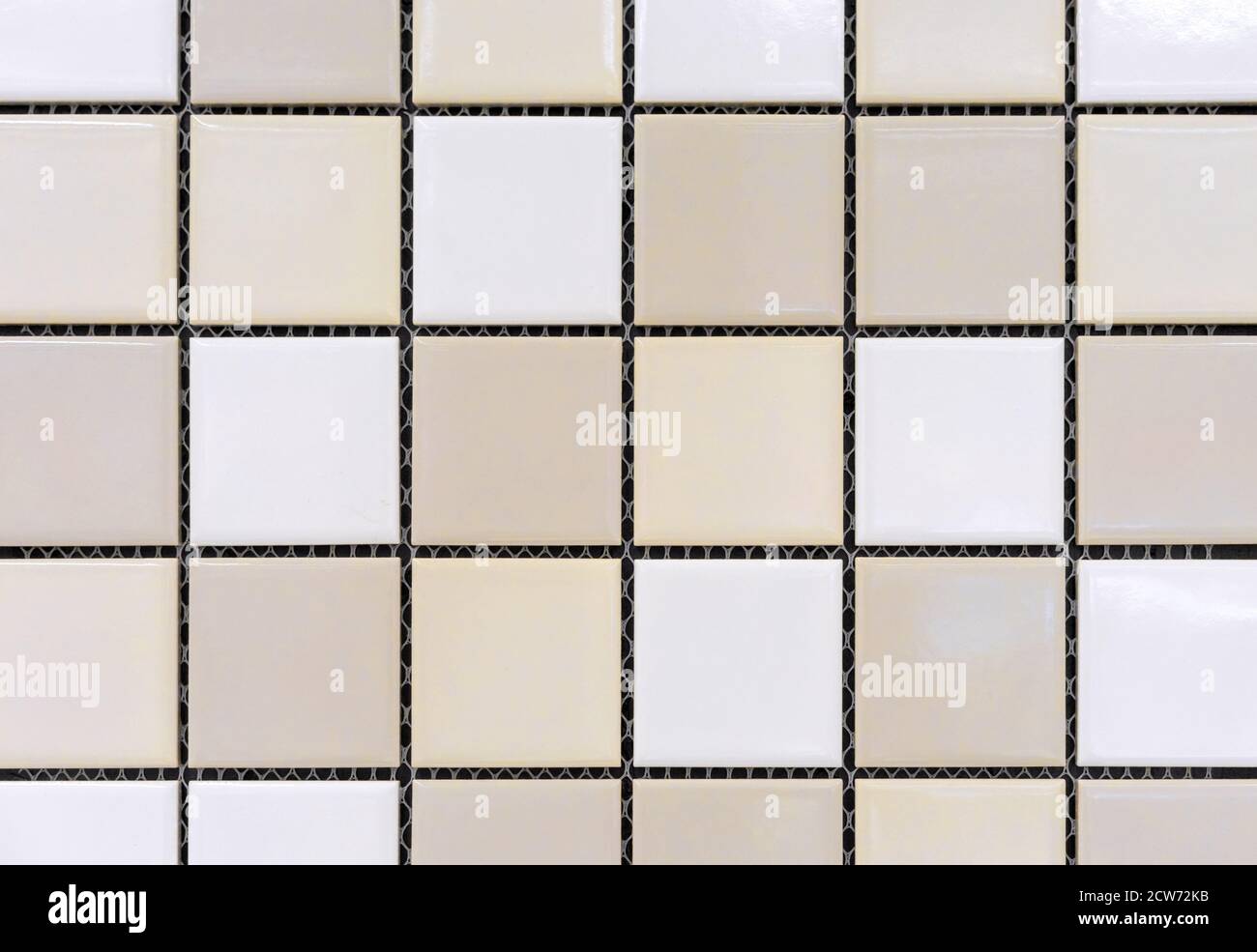 Carreaux de mosaïque en céramique avec des carrés jaunes, beiges et blancs. Banque D'Images