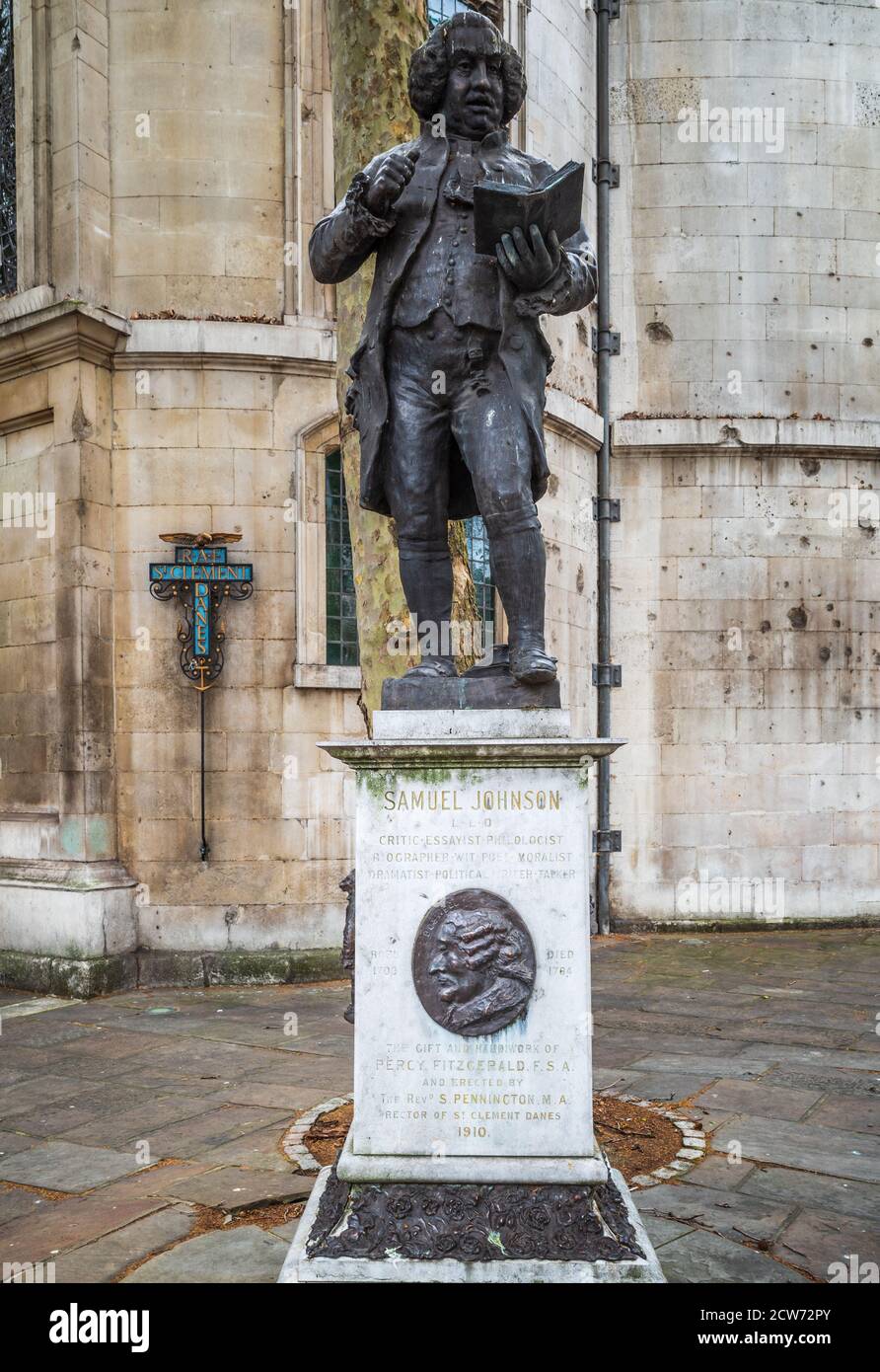 Statue du Dr Samuel Johnson à l'église St Clément Danes, Aldwych, Londres. Johnson, 1709-1784, a écrit le Dictionnaire de la langue anglaise (1755). Banque D'Images