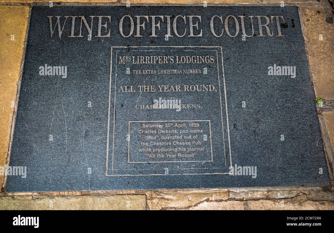 Plaque d'étage du tribunal du Wine Office - commémorant Charles Dickens, écrivant sous le nom de Boz, qui a écrit son journal 'All the Year Round' au Cheshire Cheese Pub Banque D'Images