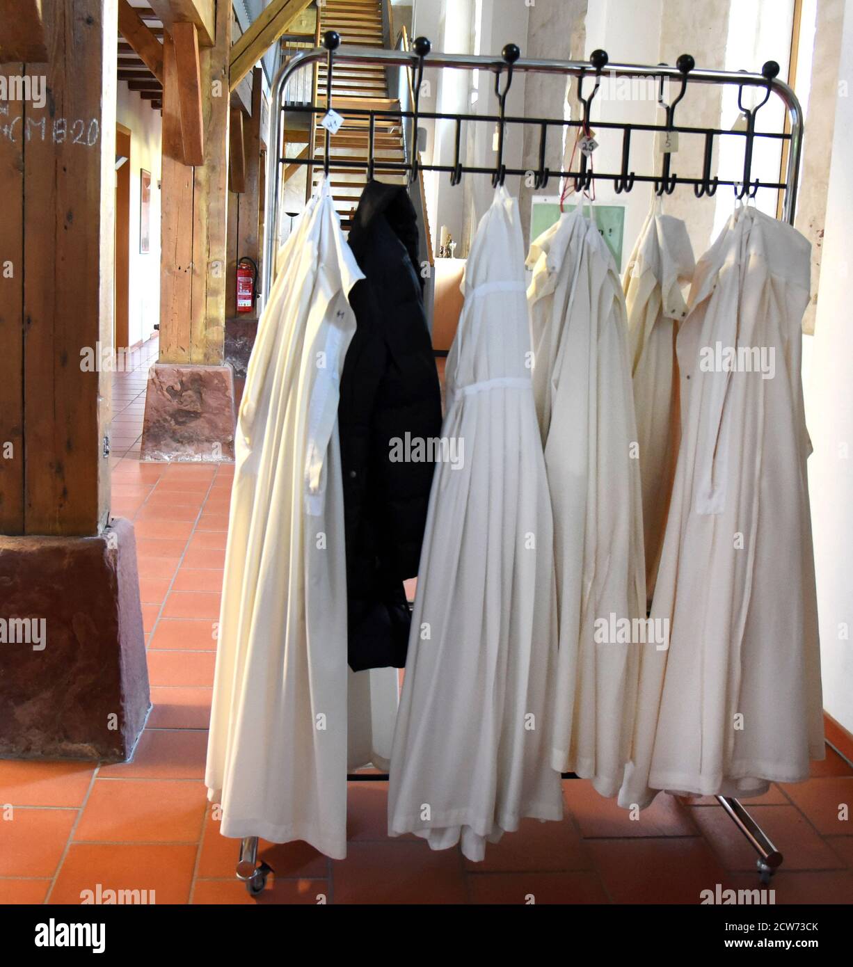 22 septembre 2020, Saxe-Anhalt, Helfta, OT Von Lutherstadt Eisleben: Dans  le couvent cistercien de Saint-Marien à Helfta (OT de Lutherstadt Eisleben)  il y a un porte-vêtements avec les robes de choeur pour