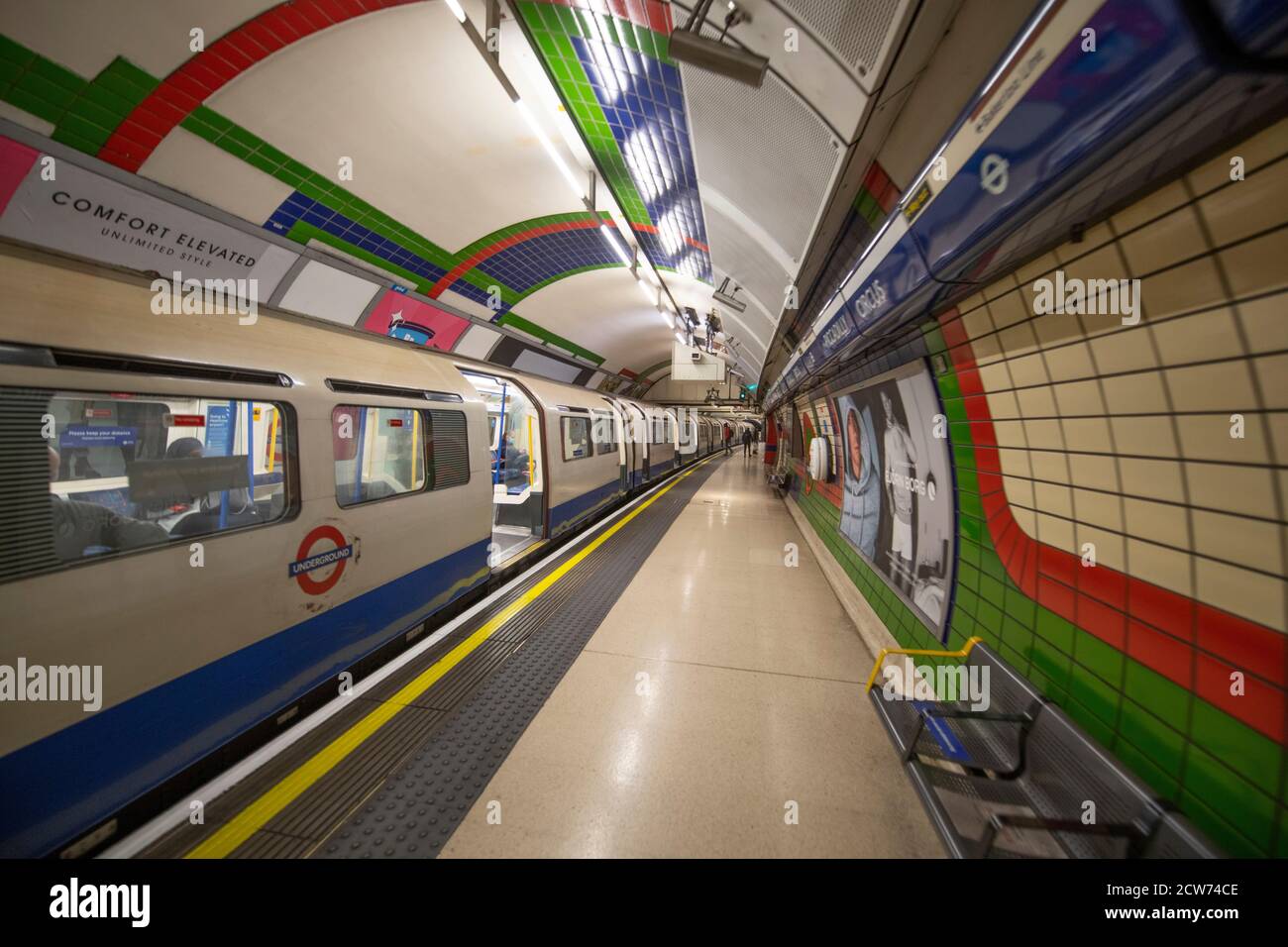 Londres, Royaume-Uni. 28 septembre 2020. Les navetteurs se rendent à Londres pendant les « heures de pointe », où la ruée est toujours inexistante en raison de la peur Covid-19. Une station Piccadilly Circus calme à la hauteur de la ruée. Crédit : Malcolm Park/Alay Live News. Banque D'Images