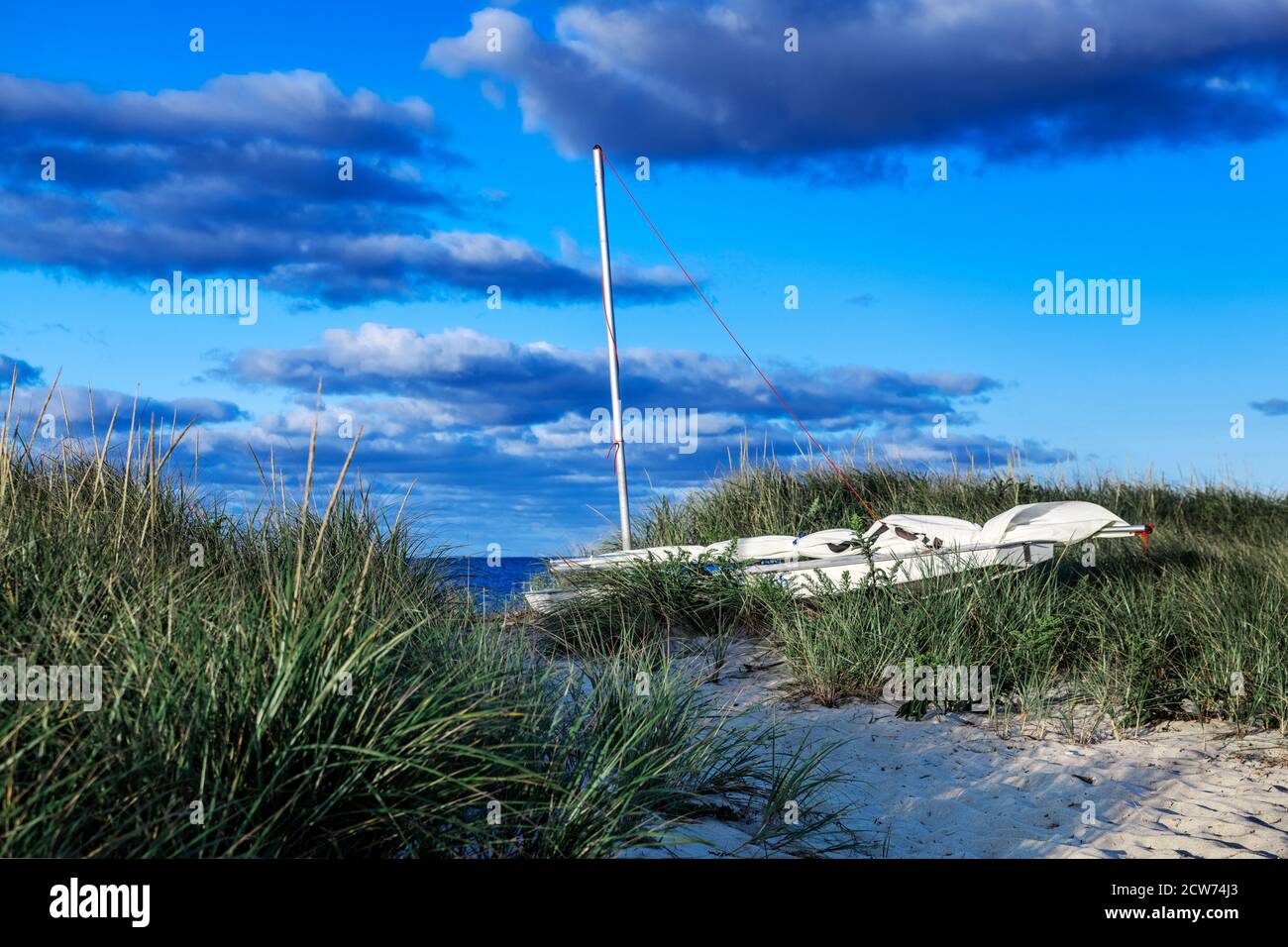 Voilier stocké dans les dunes à Ridgevale Beach, Chatham, Cape Cod, Massachusetts, Etats-Unis. Banque D'Images