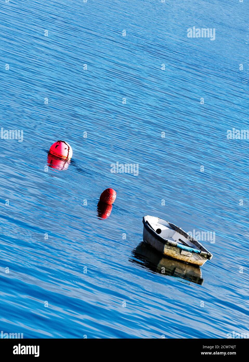 Charmant barque et bouée. Banque D'Images