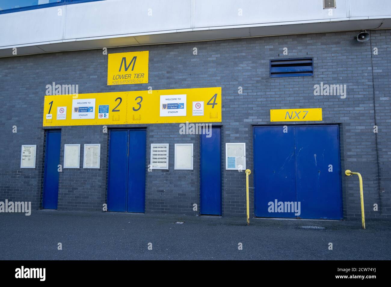 Entrée des tourniquets au stade de l'Université de Bolton, dans le Lancashire, en juillet 2020 Banque D'Images