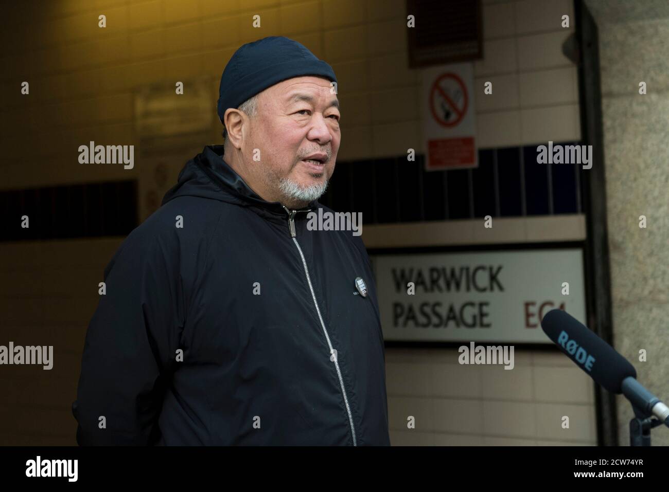 Londres, Royaume-Uni. 28 septembre 2020. Ai Weiwei, artiste et activiste, parle aux médias en dehors de la cour criminelle centrale d'Old Bailey en solidarité avec Julian Assange, fondateur de Wikileaks. Le procès d’extradition de M. Assange est actuellement entendu à l’intérieur. Credit: Stephen Chung / Alamy Live News Banque D'Images